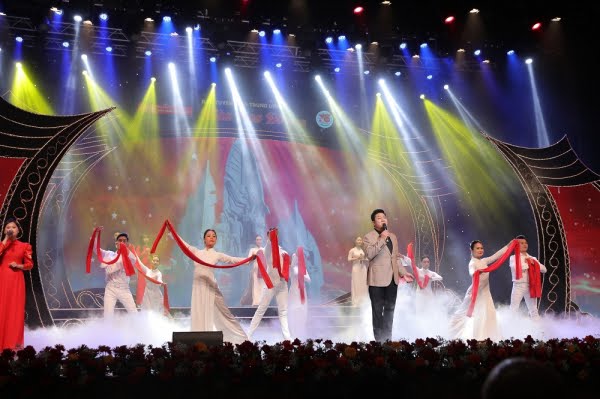 Xúc động chương trình nghệ thuật đặc biệt “Màu hoa đỏ” - ảnh 2