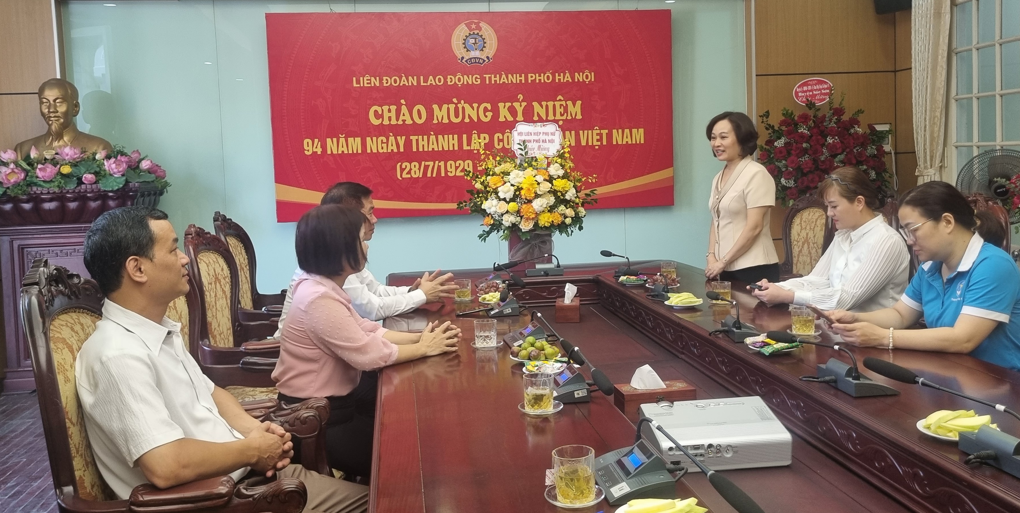 Hội LHPN Hà Nội chúc mừng LĐLĐ Thành phố nhân ngày thành lập Công đoàn Việt Nam - ảnh 2