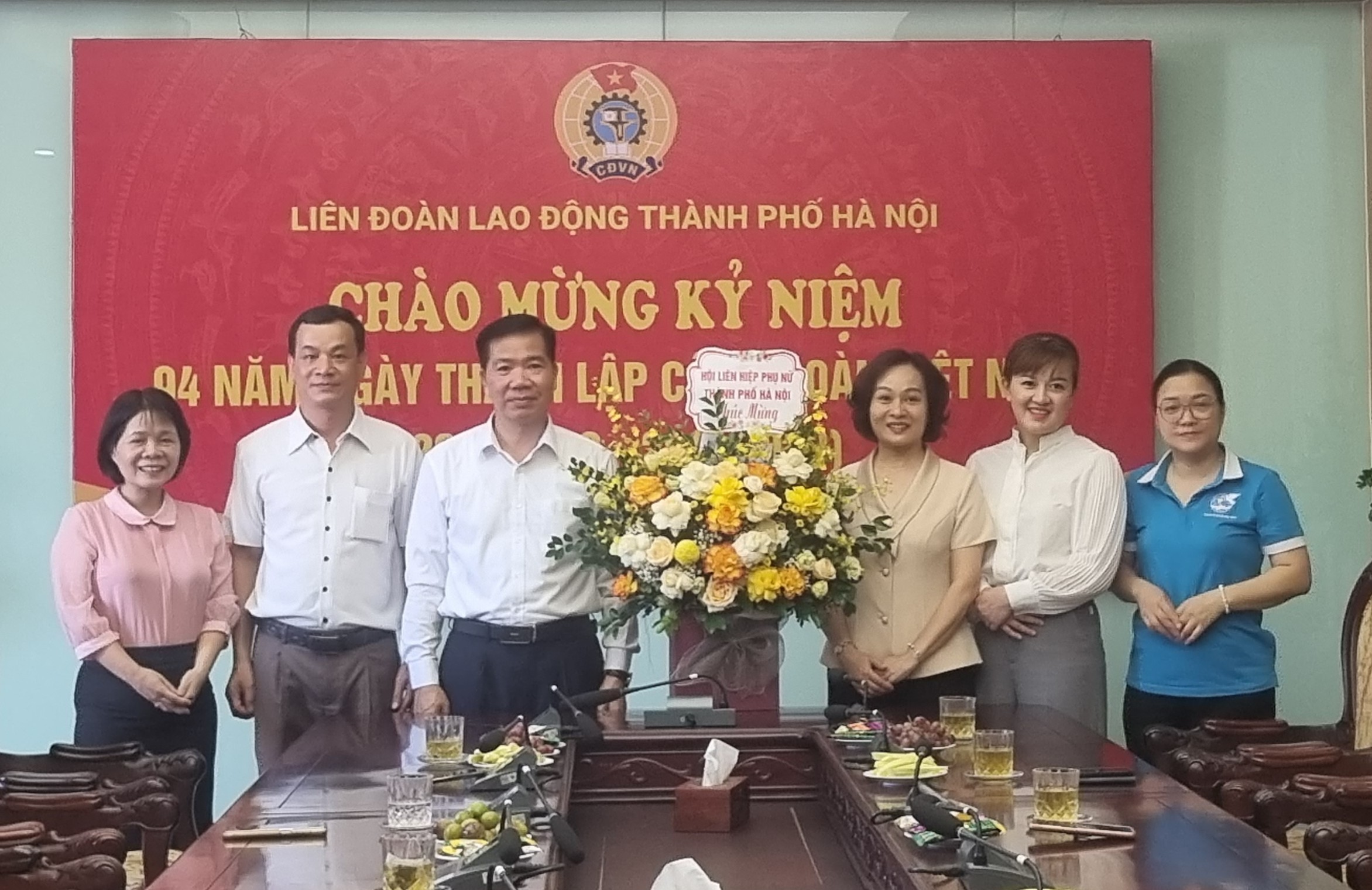 Hội LHPN Hà Nội chúc mừng LĐLĐ Thành phố nhân ngày thành lập Công đoàn Việt Nam - ảnh 1