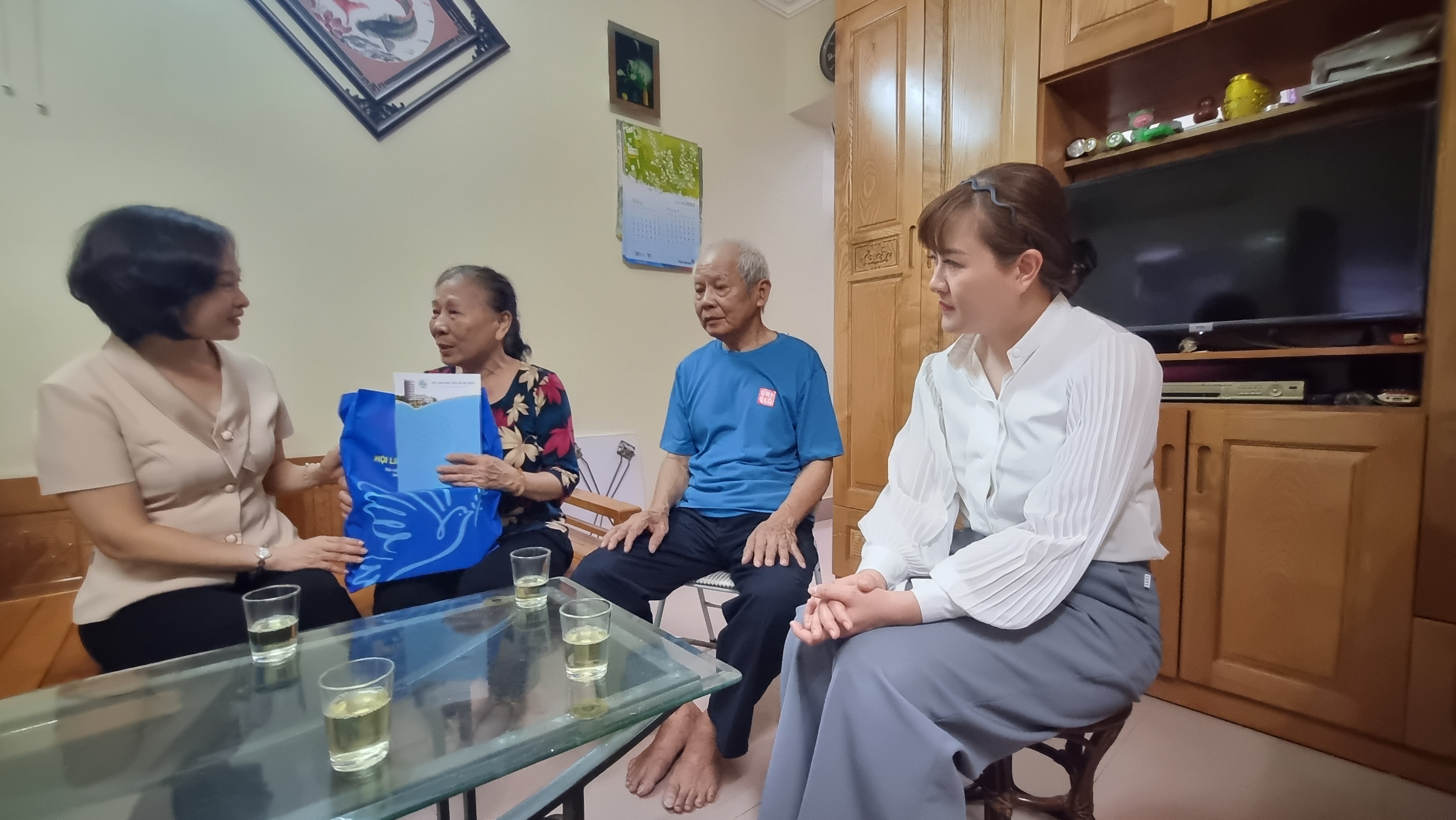 Hội LHPN Hà Nội tri ân gia đình chính sách tại quận Ba Đình - ảnh 4