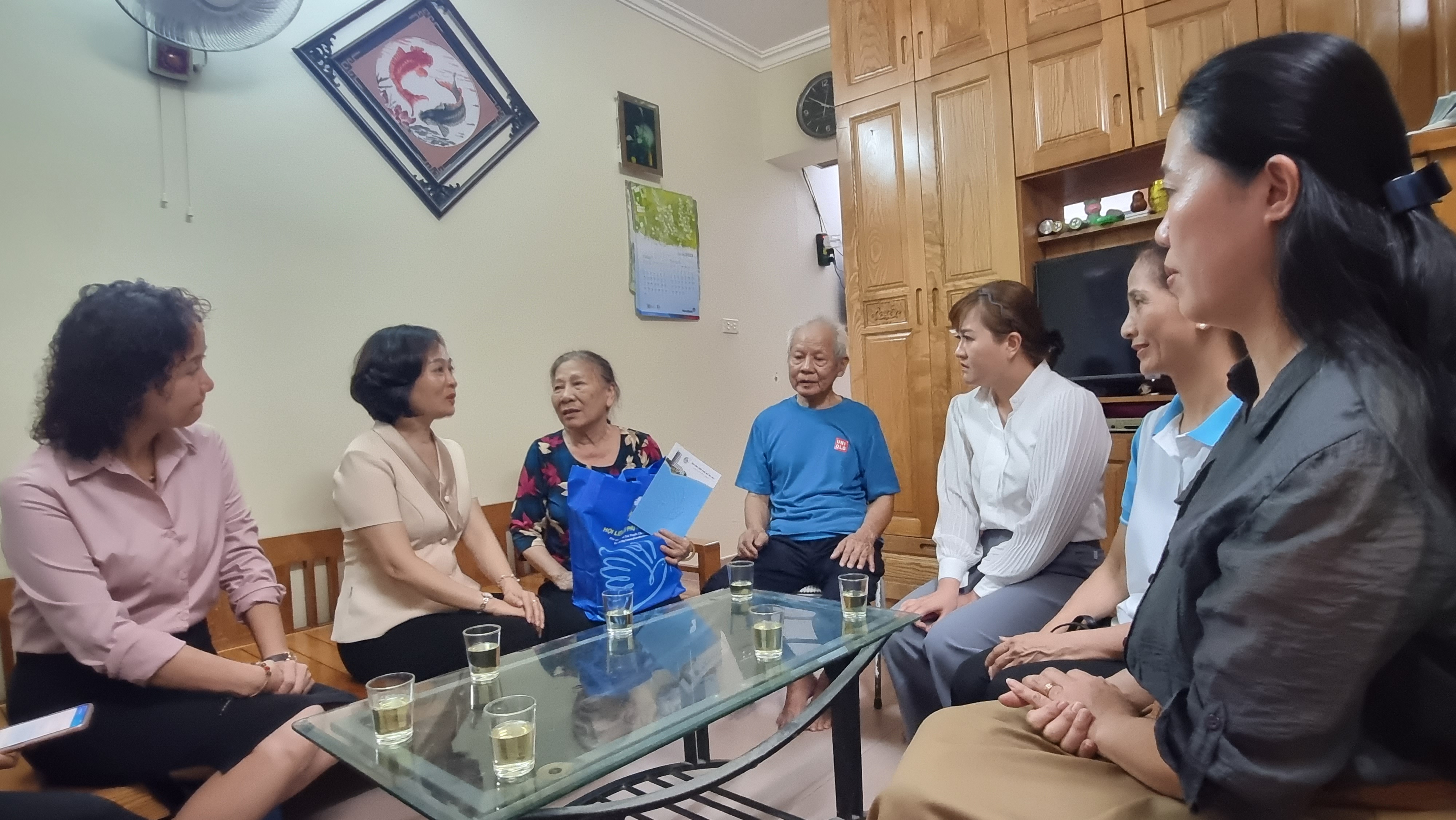 Hội LHPN Hà Nội tri ân gia đình chính sách tại quận Ba Đình - ảnh 3