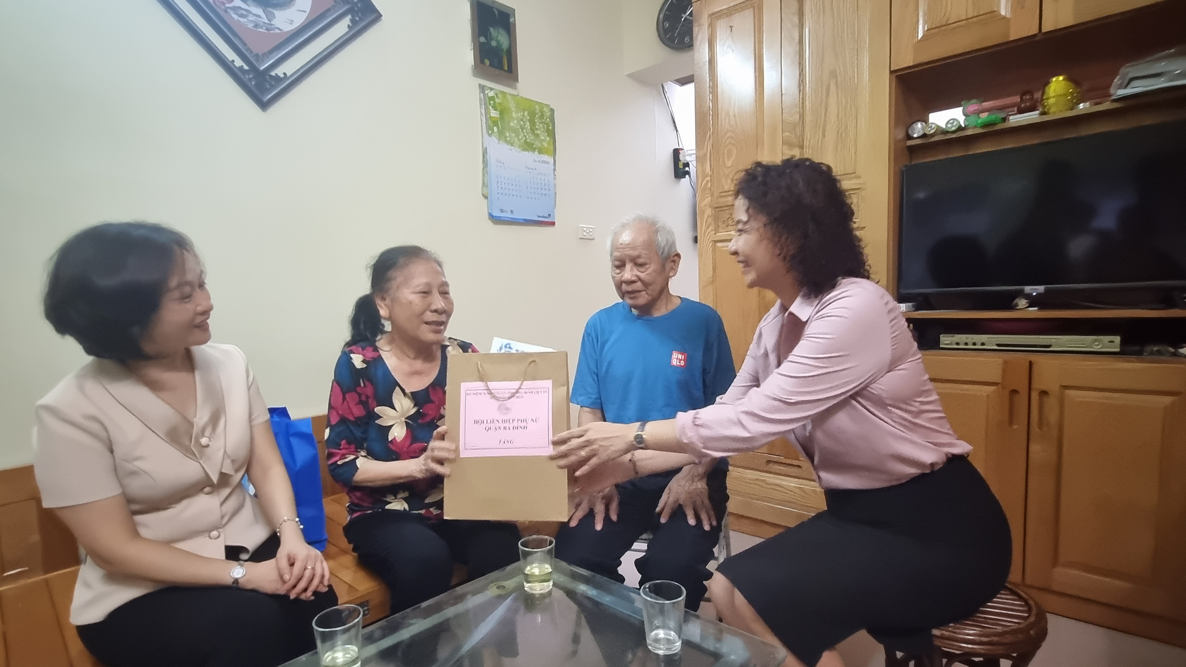 Hội LHPN Hà Nội tri ân gia đình chính sách tại quận Ba Đình - ảnh 5