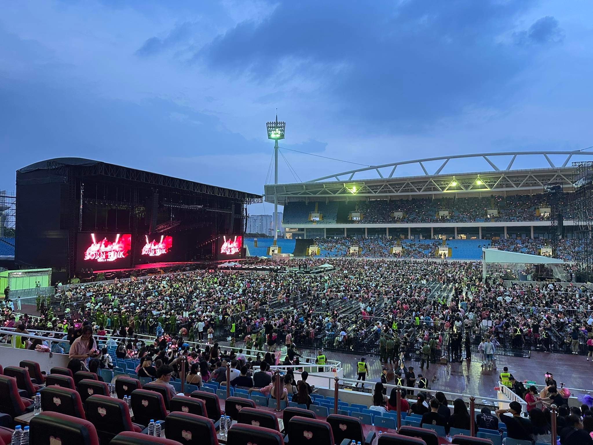 Sân vận động Mỹ Đình ổn định trước giờ biểu diễn của nhóm nhạc BLAcKPINK - ảnh 2