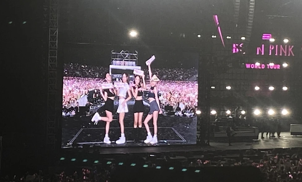 Black Pink đội nón lá nhảy “See tình” trong show diễn tại Hà Nội - ảnh 1