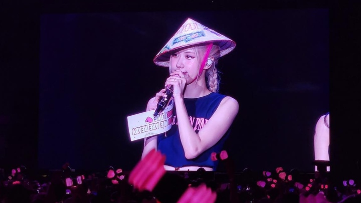 Black Pink đội nón lá nhảy “See tình” trong show diễn tại Hà Nội - ảnh 2
