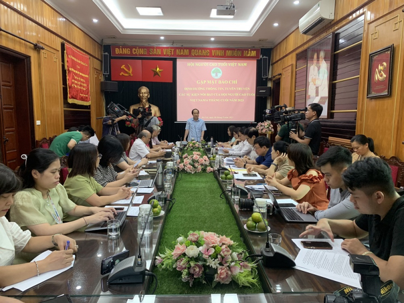 Tổ chức liên hoan tiếng hát người cao tuổi - ảnh 1