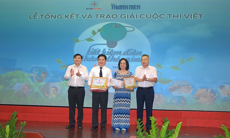 Trao giải cuộc thi viết “Tiết kiệm điện thành thói quen” - ảnh 1