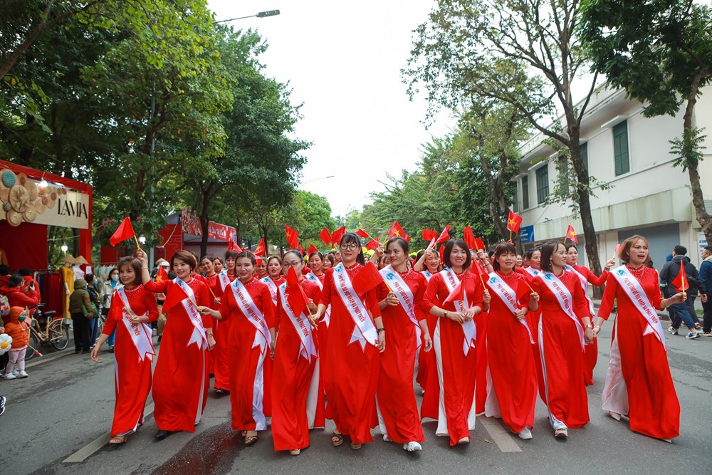 Ngày 29/10, hơn 1000 phụ nữ Thủ đô tham gia Đồng diễn Áo dài “Phụ nữ Thủ đô - hội nhập phát triển” - ảnh 1