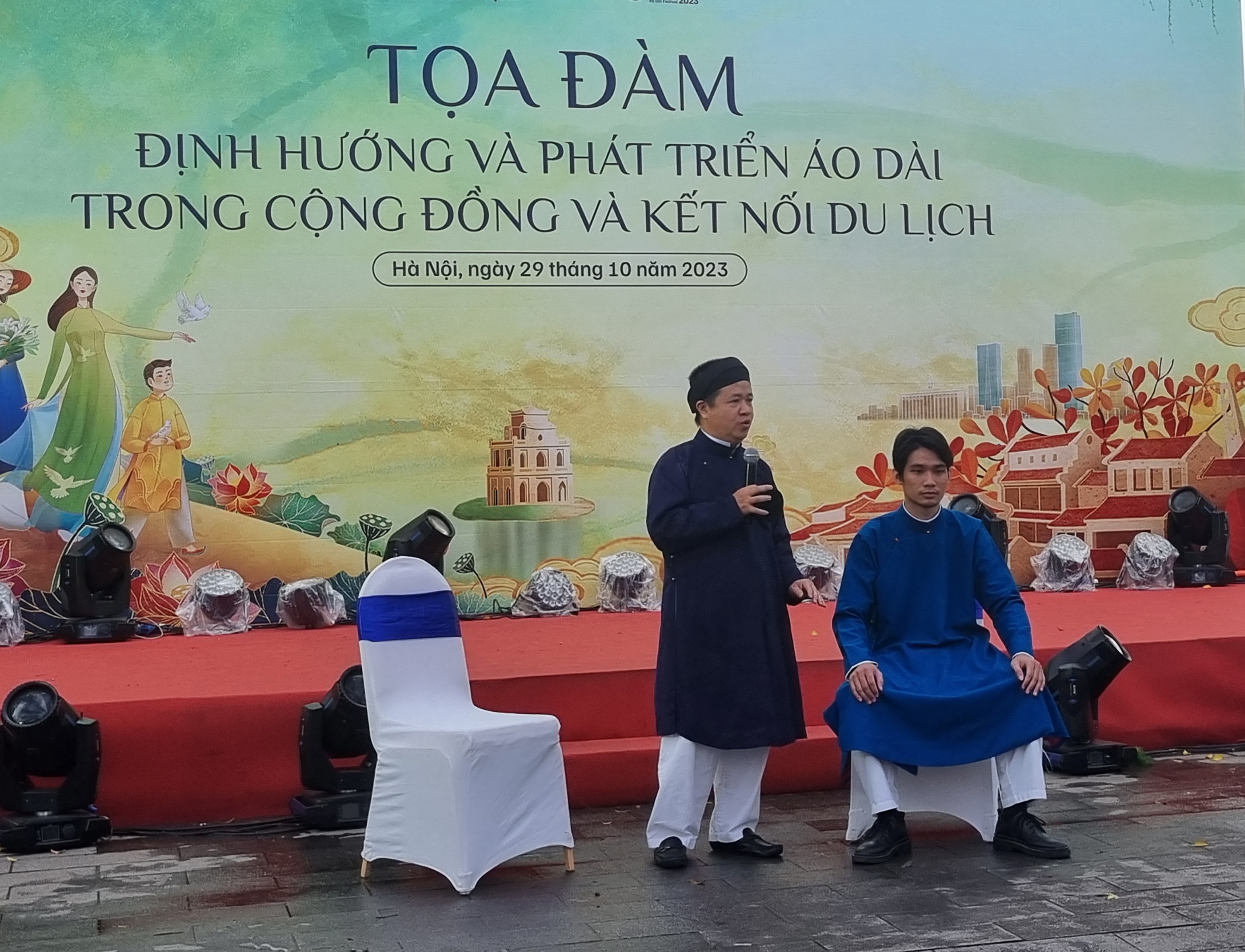 Thêm hiểu và yêu hơn chiếc áo dài dân tộc - ảnh 2