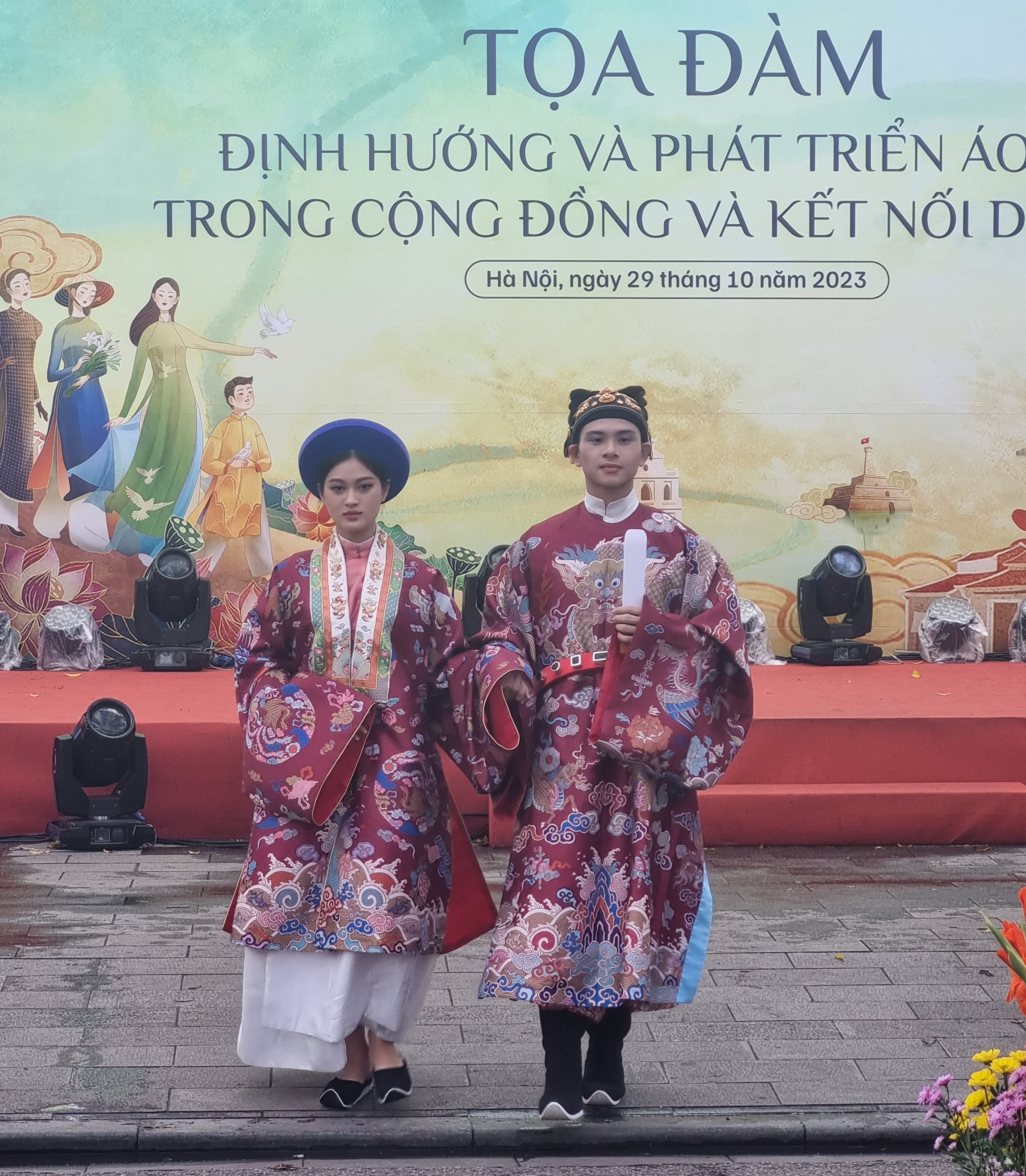 Thêm hiểu và yêu hơn chiếc áo dài dân tộc - ảnh 3