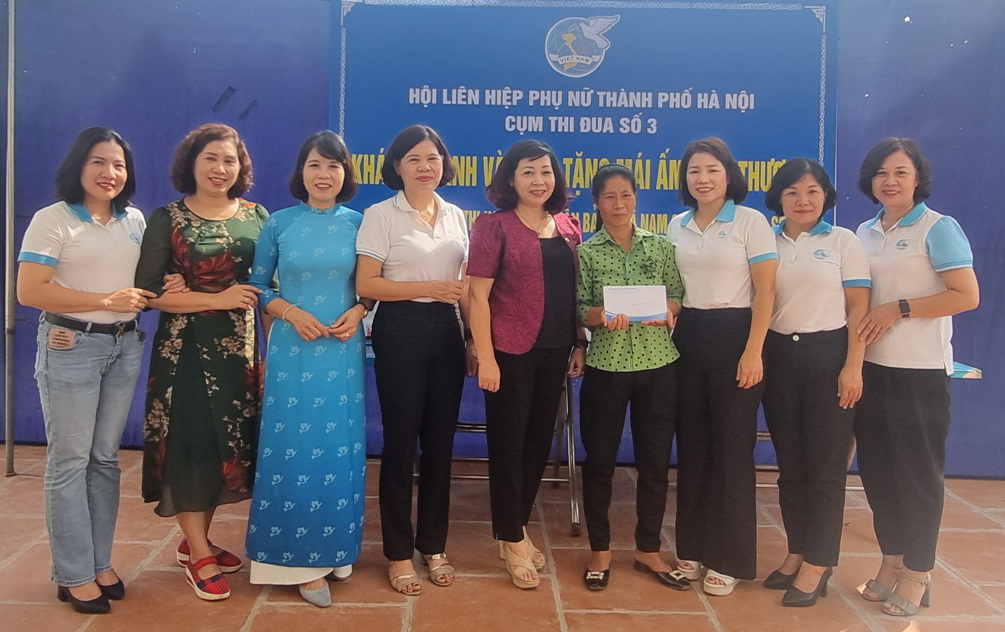 Cụm thi đua số 3 Hội LHPN Hà Nội trao tặng “Mái ấm tình thương” cho hội viên hoàn cảnh khó khăn - ảnh 7
