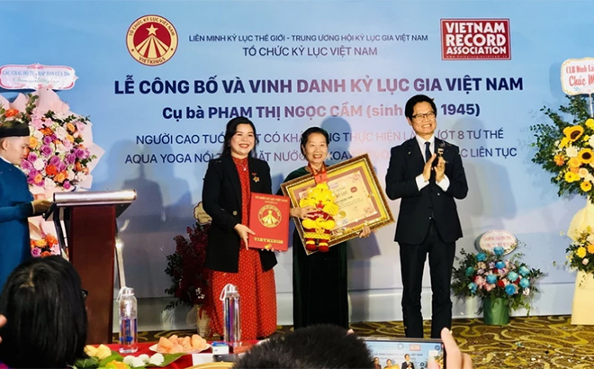 Cụ bà 78 tuổi xác lập kỷ lục Việt Nam bộ môn Yoga dưới nước - ảnh 1