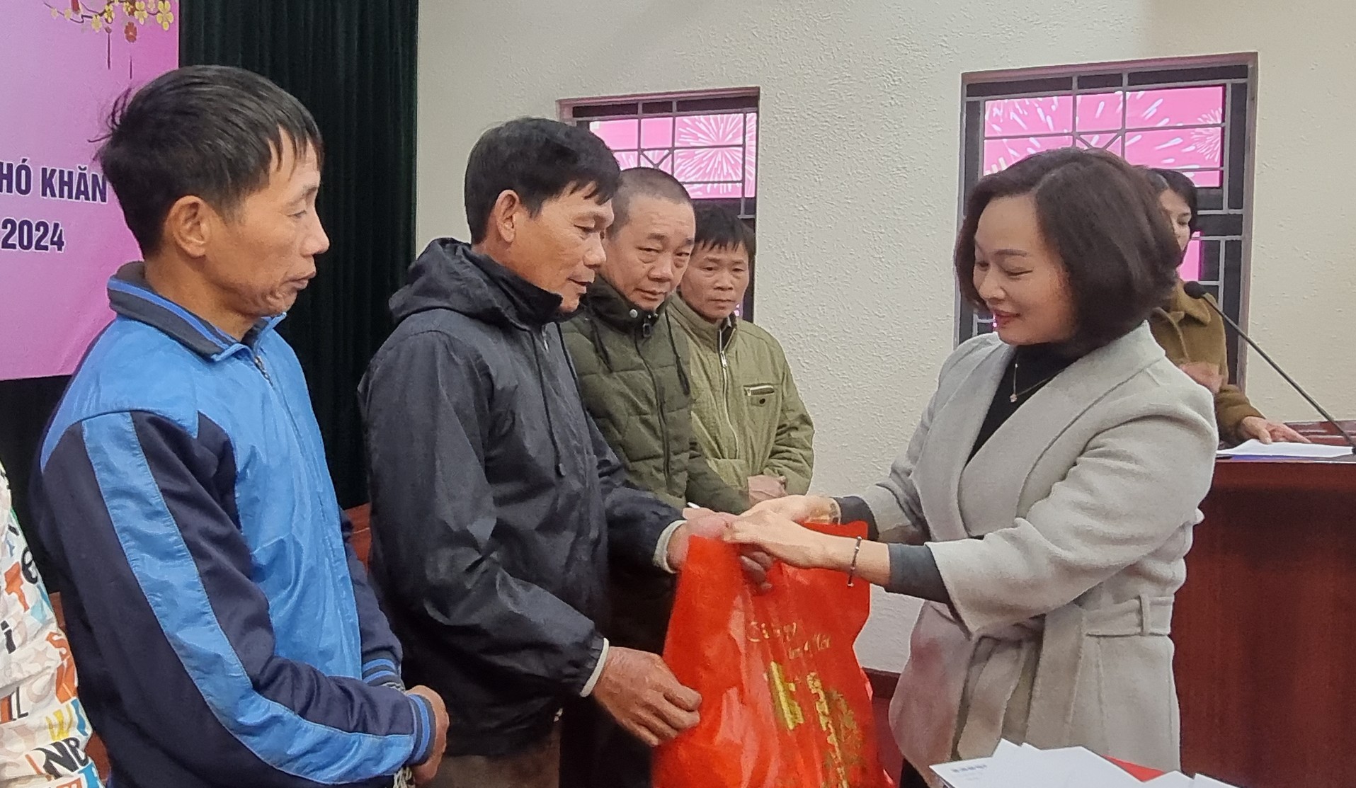 Thăm, chúc Tết phụ nữ người công giáo có hoàn cảnh khó khăn - ảnh 6