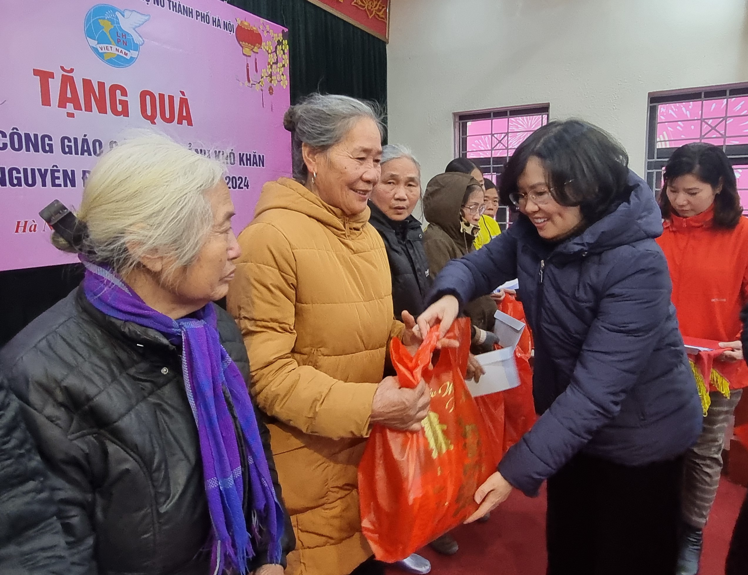 Thăm, chúc Tết phụ nữ người công giáo có hoàn cảnh khó khăn - ảnh 8