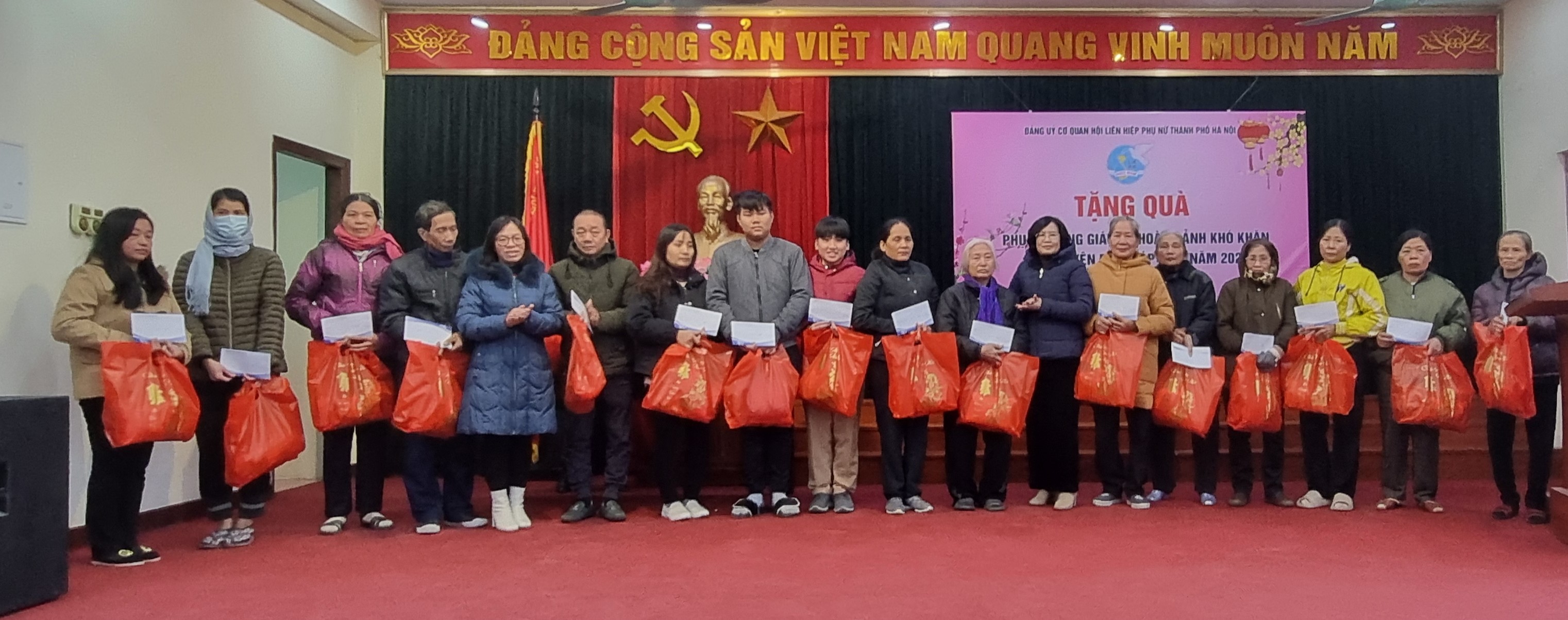 Thăm, chúc Tết phụ nữ người công giáo có hoàn cảnh khó khăn - ảnh 2