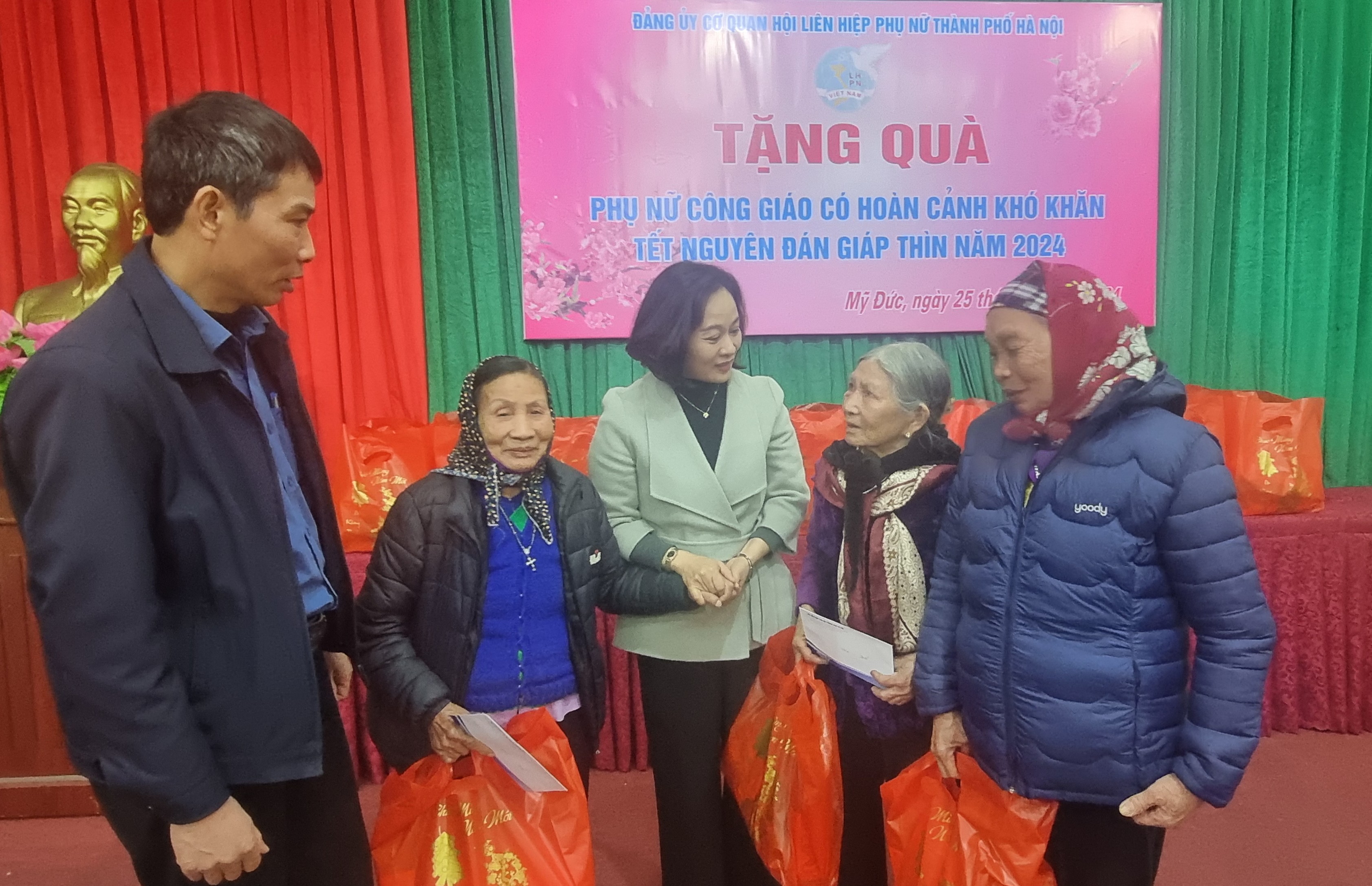 Thăm, chúc Tết phụ nữ người công giáo có hoàn cảnh khó khăn - ảnh 5