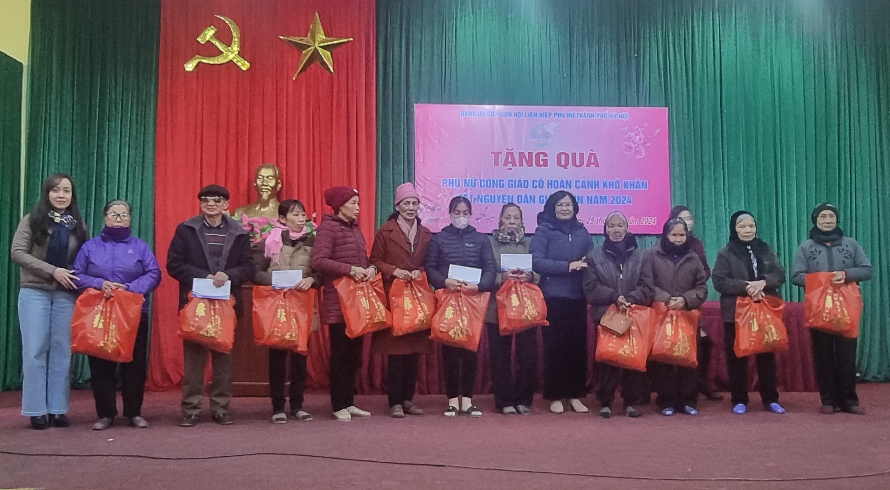 Thăm, chúc Tết phụ nữ người công giáo có hoàn cảnh khó khăn - ảnh 9
