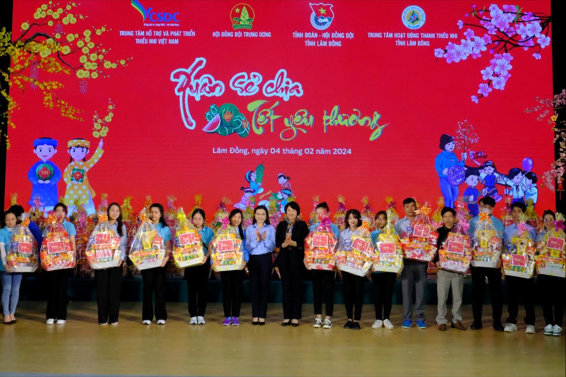 “Xuân sẻ chia - Tết yêu thương” trao tặng hơn 10.000 phần quà Tết - ảnh 1