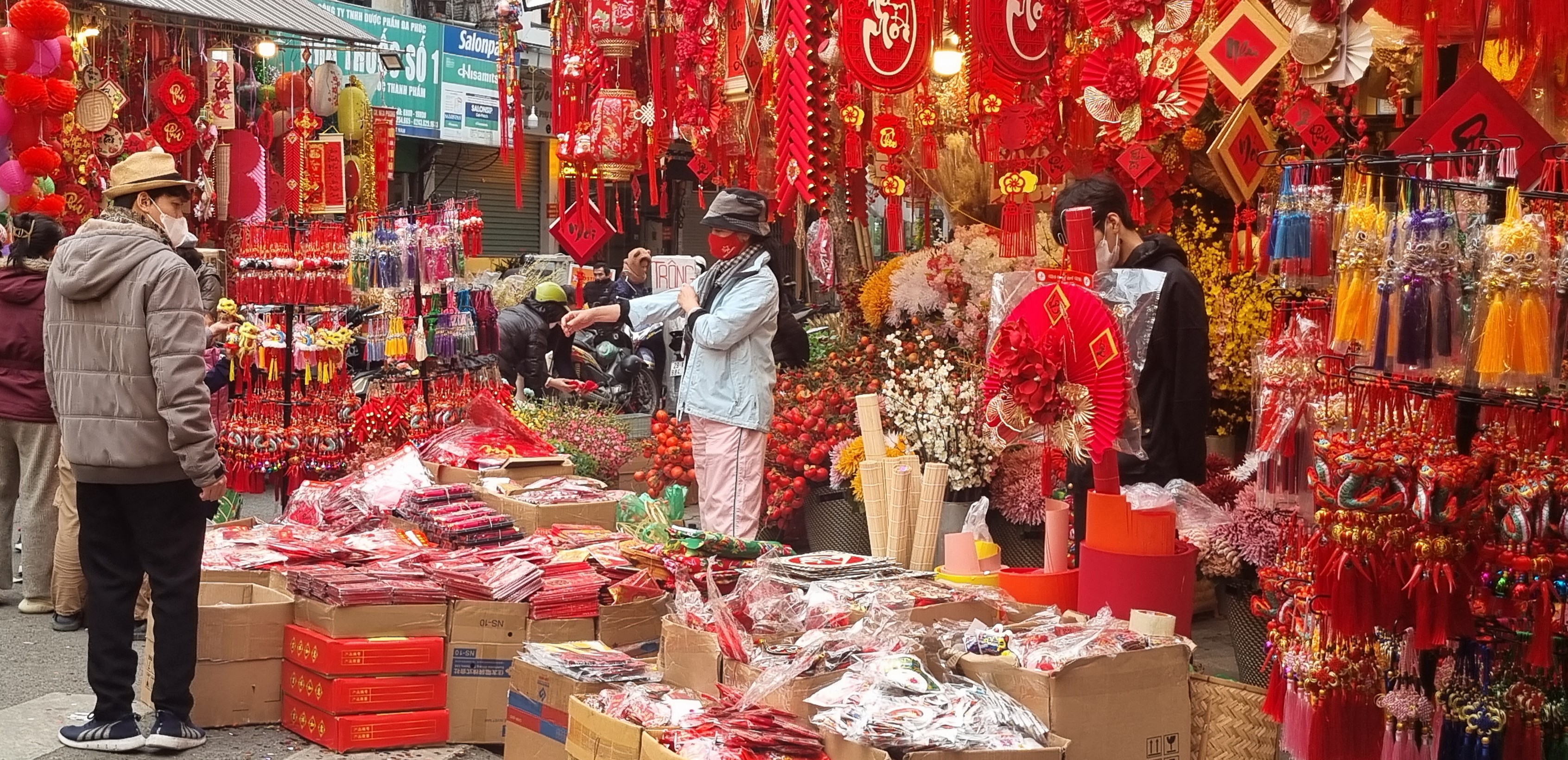 Người dân Thủ đô nhộn nhịp đón Tết Giáp Thìn - ảnh 4
