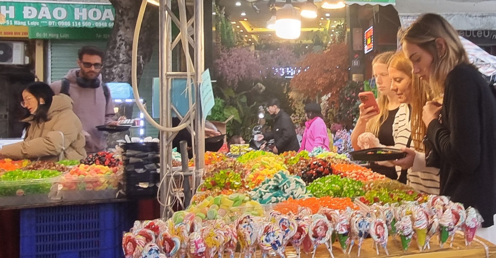 Người dân Thủ đô nhộn nhịp đón Tết Giáp Thìn - ảnh 15