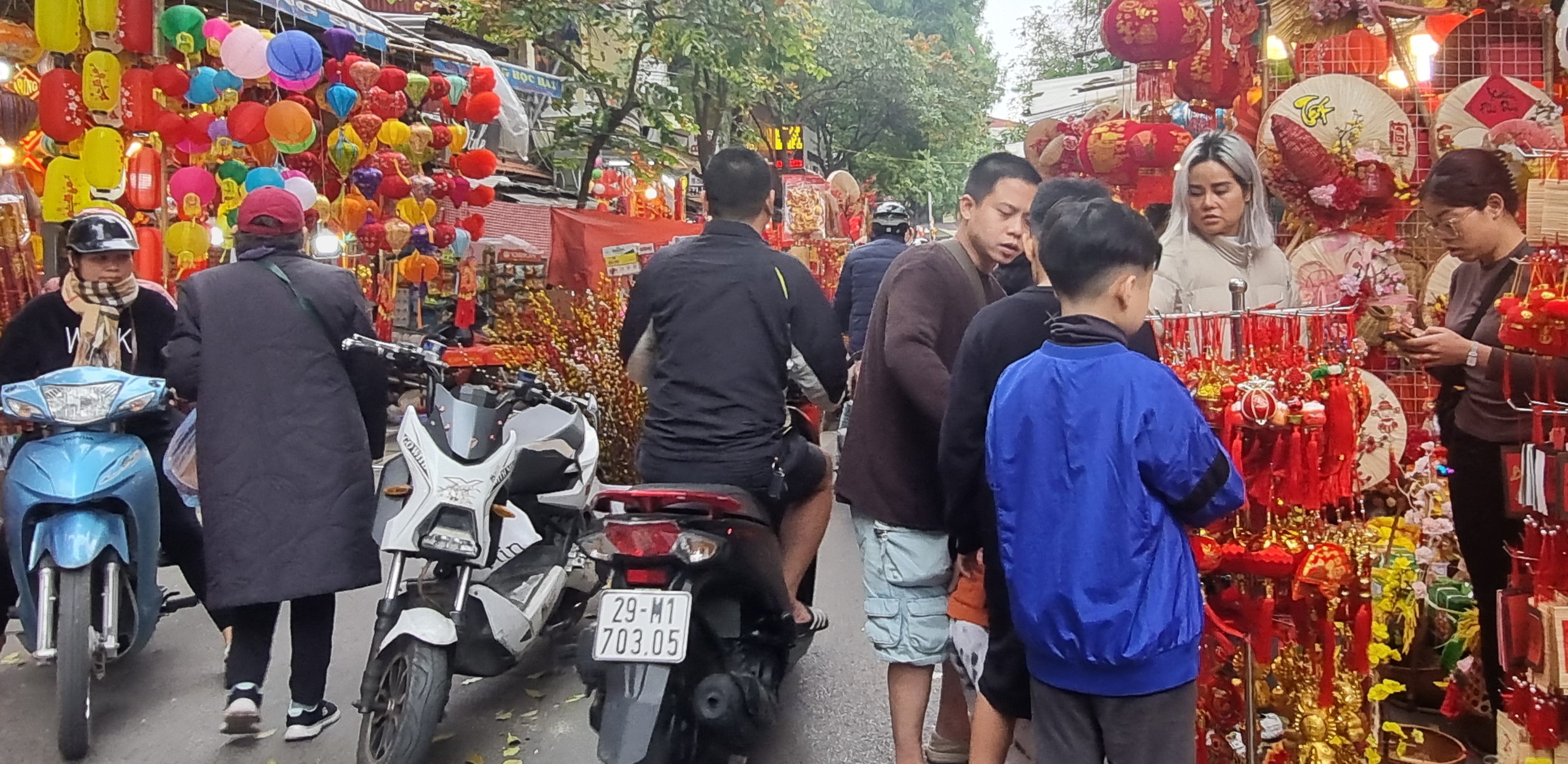 Người dân Thủ đô nhộn nhịp đón Tết Giáp Thìn - ảnh 5
