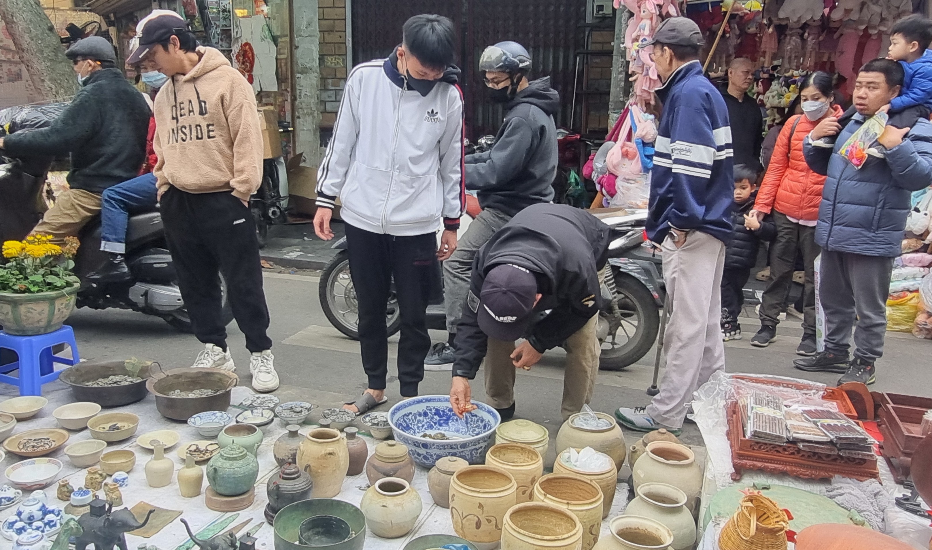 Người dân Thủ đô nhộn nhịp đón Tết Giáp Thìn - ảnh 8