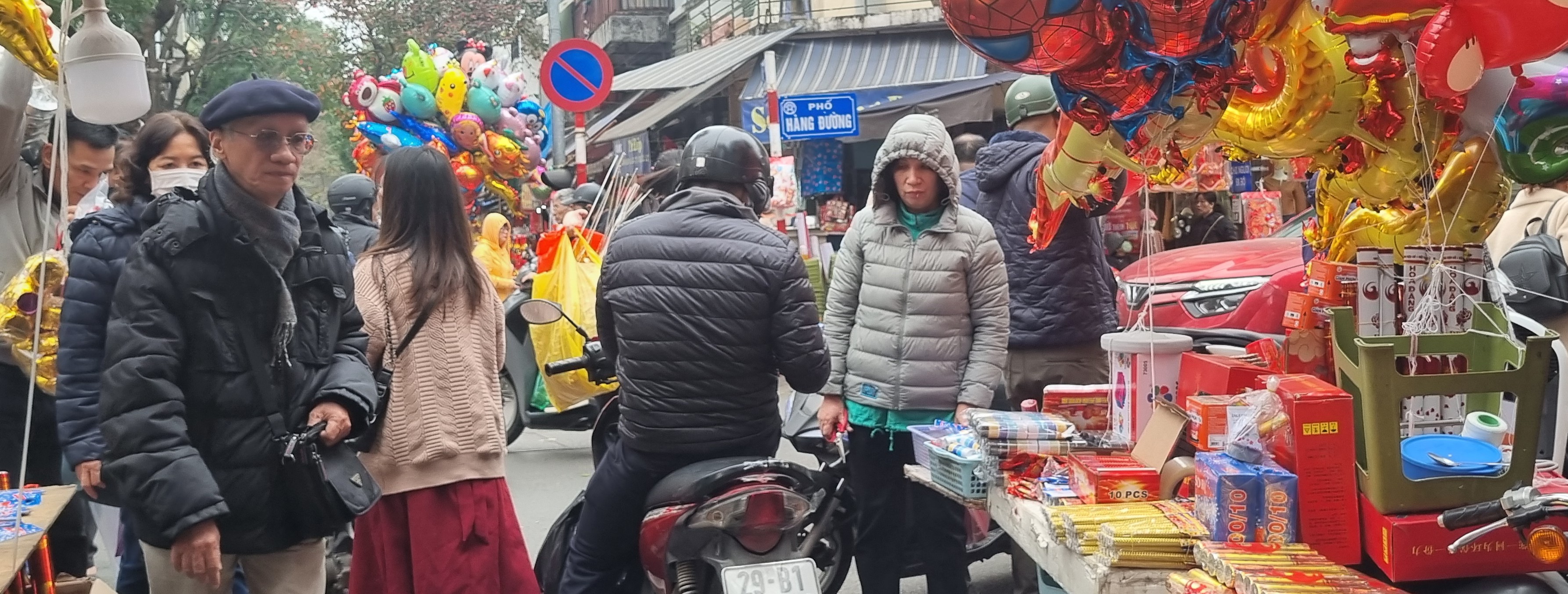 Người dân Thủ đô nhộn nhịp đón Tết Giáp Thìn - ảnh 13
