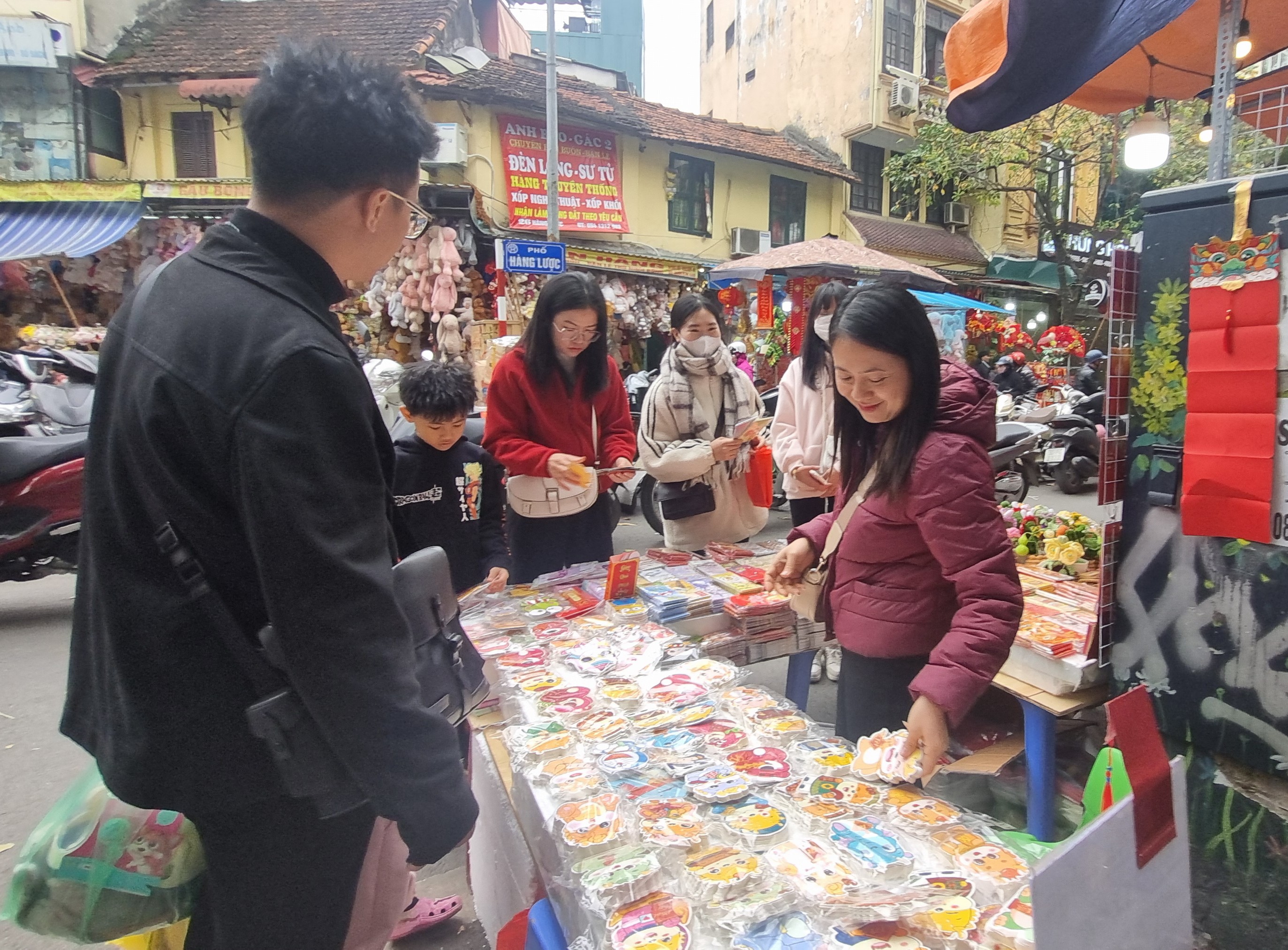 Người dân Thủ đô nhộn nhịp đón Tết Giáp Thìn - ảnh 6