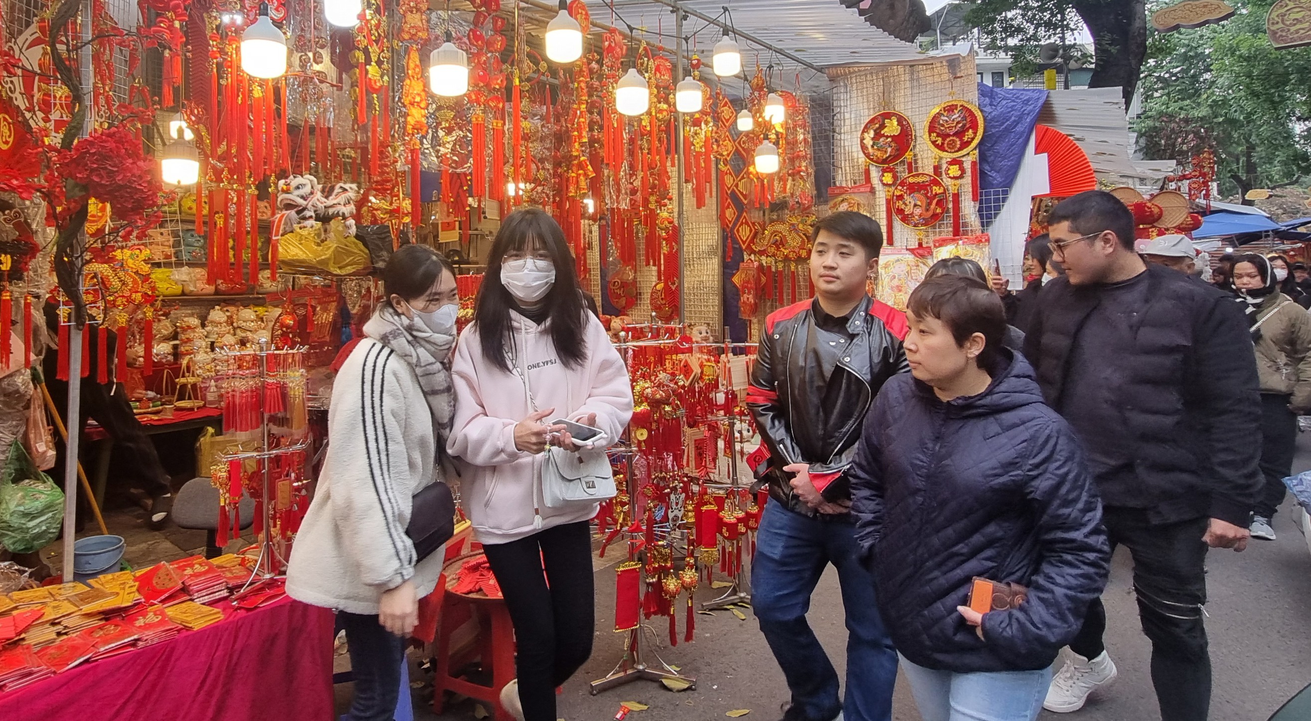 Người dân Thủ đô nhộn nhịp đón Tết Giáp Thìn - ảnh 12