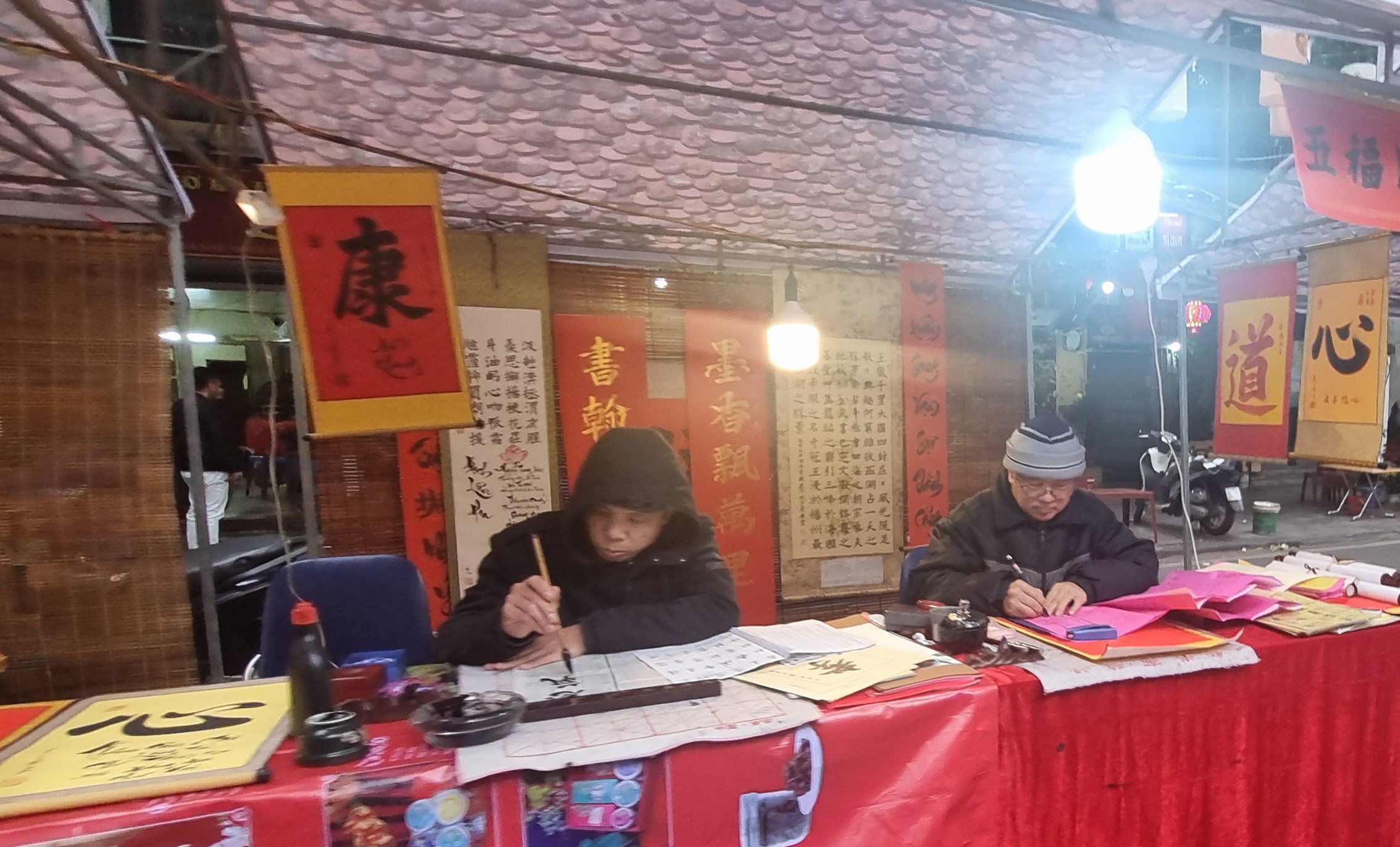 Người dân Thủ đô nhộn nhịp đón Tết Giáp Thìn - ảnh 10