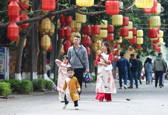 Hàng vạn du khách đến Hoàng thành Thăng Long dịp Xuân Giáp Thìn - ảnh 1