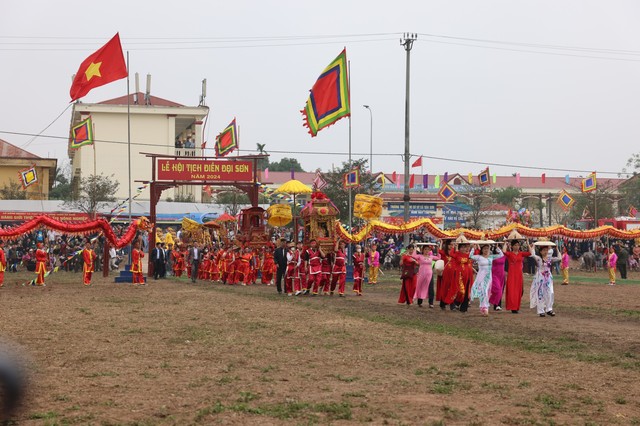 Hình ảnh vua đi cày - Thể hiện tinh thần khuyến khích lao động - ảnh 1