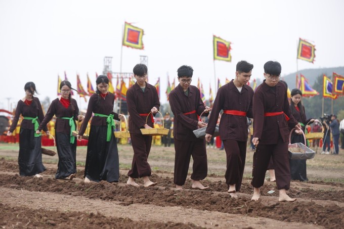 Hình ảnh vua đi cày - Thể hiện tinh thần khuyến khích lao động - ảnh 3