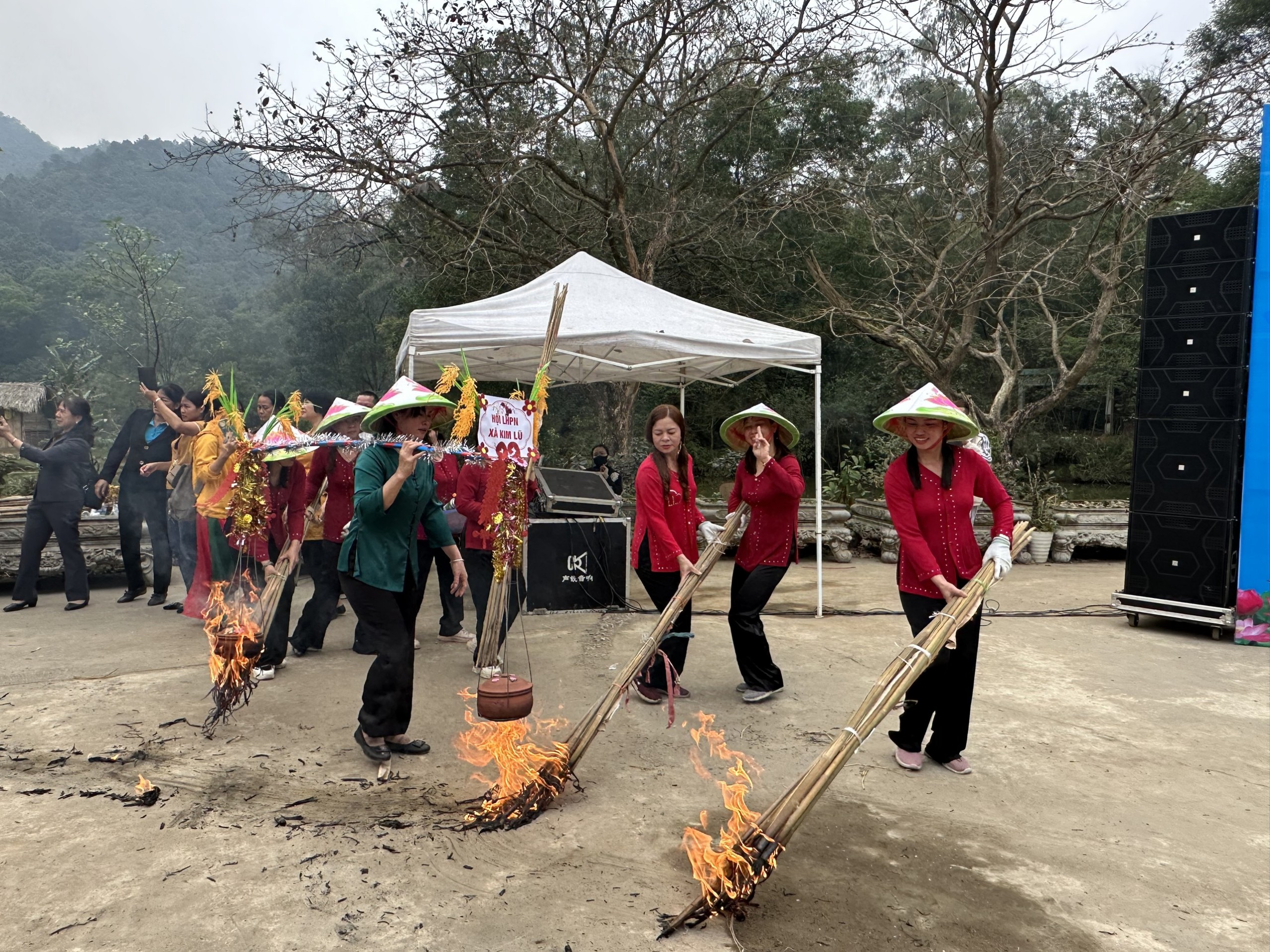 Hội thi nấu cơm dân gian tại Lễ hội Gióng - ảnh 6