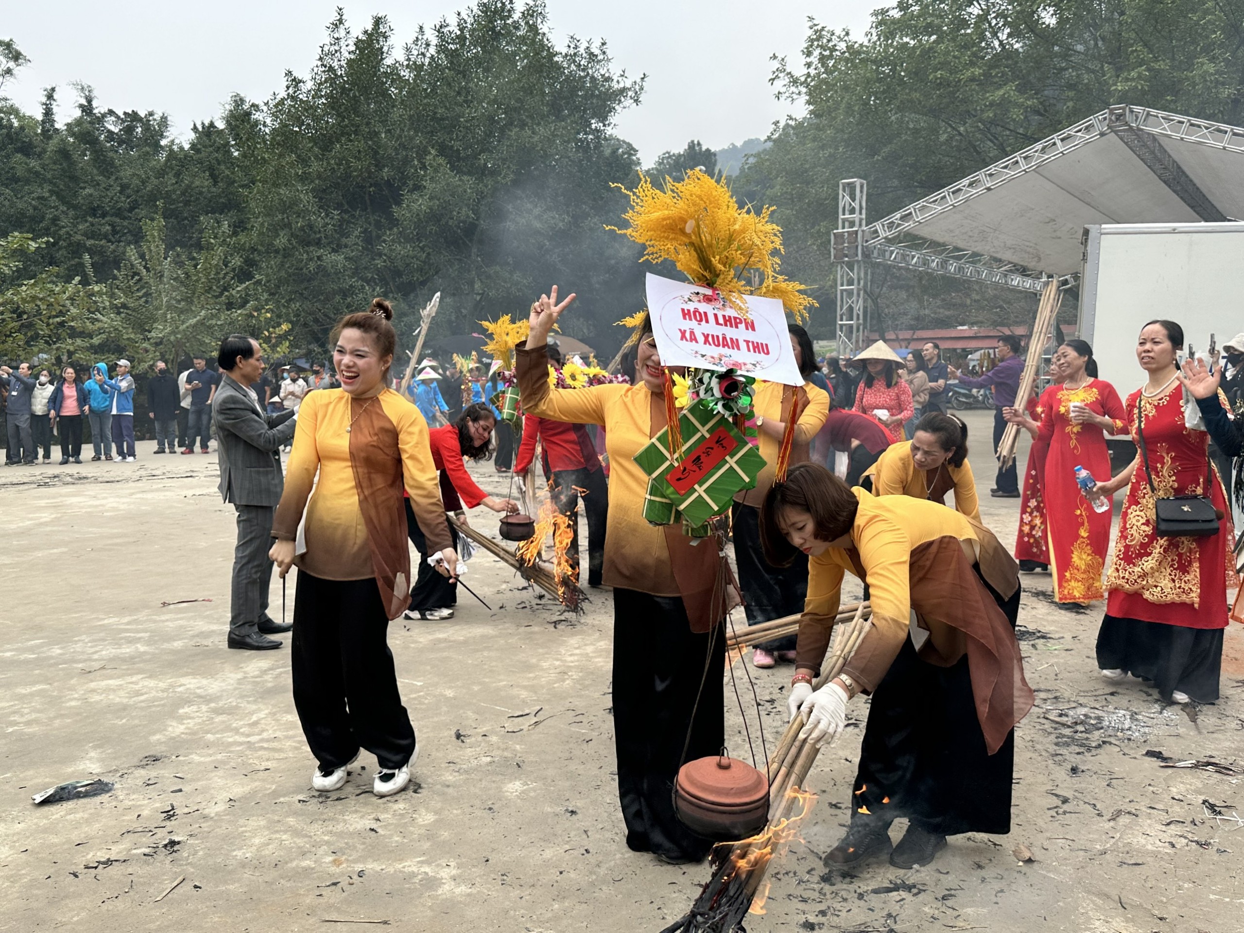 Hội thi nấu cơm dân gian tại Lễ hội Gióng - ảnh 7