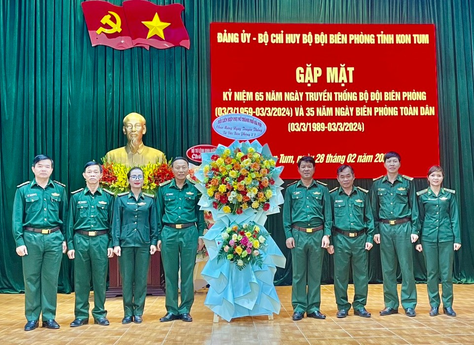Lãnh đạo Hội LHPN Hà Nội chúc mừng Bộ Tư lệnh Bộ đội biên phòng Việt Nam - ảnh 3