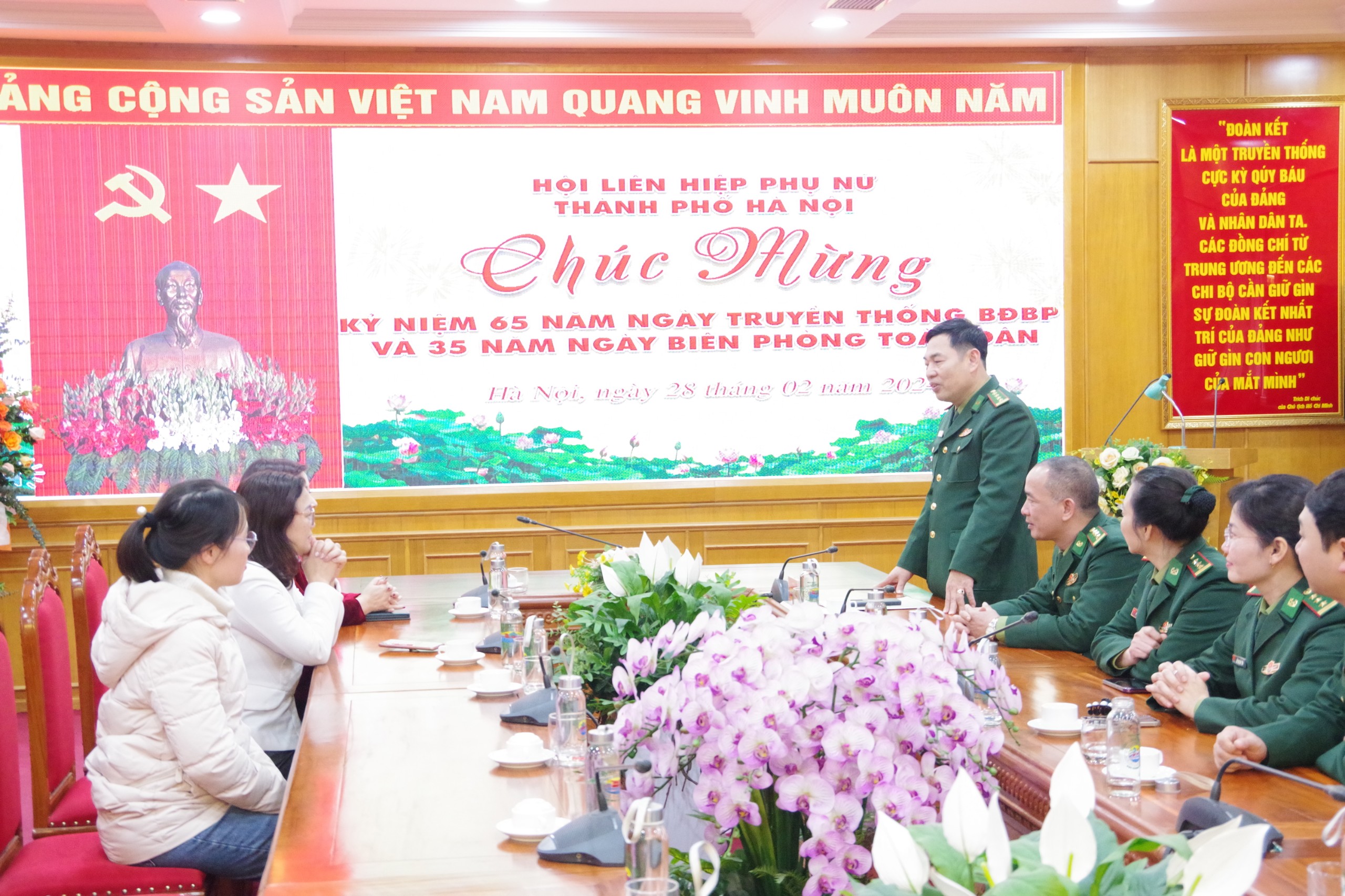 Lãnh đạo Hội LHPN Hà Nội chúc mừng Bộ Tư lệnh Bộ đội biên phòng Việt Nam - ảnh 2