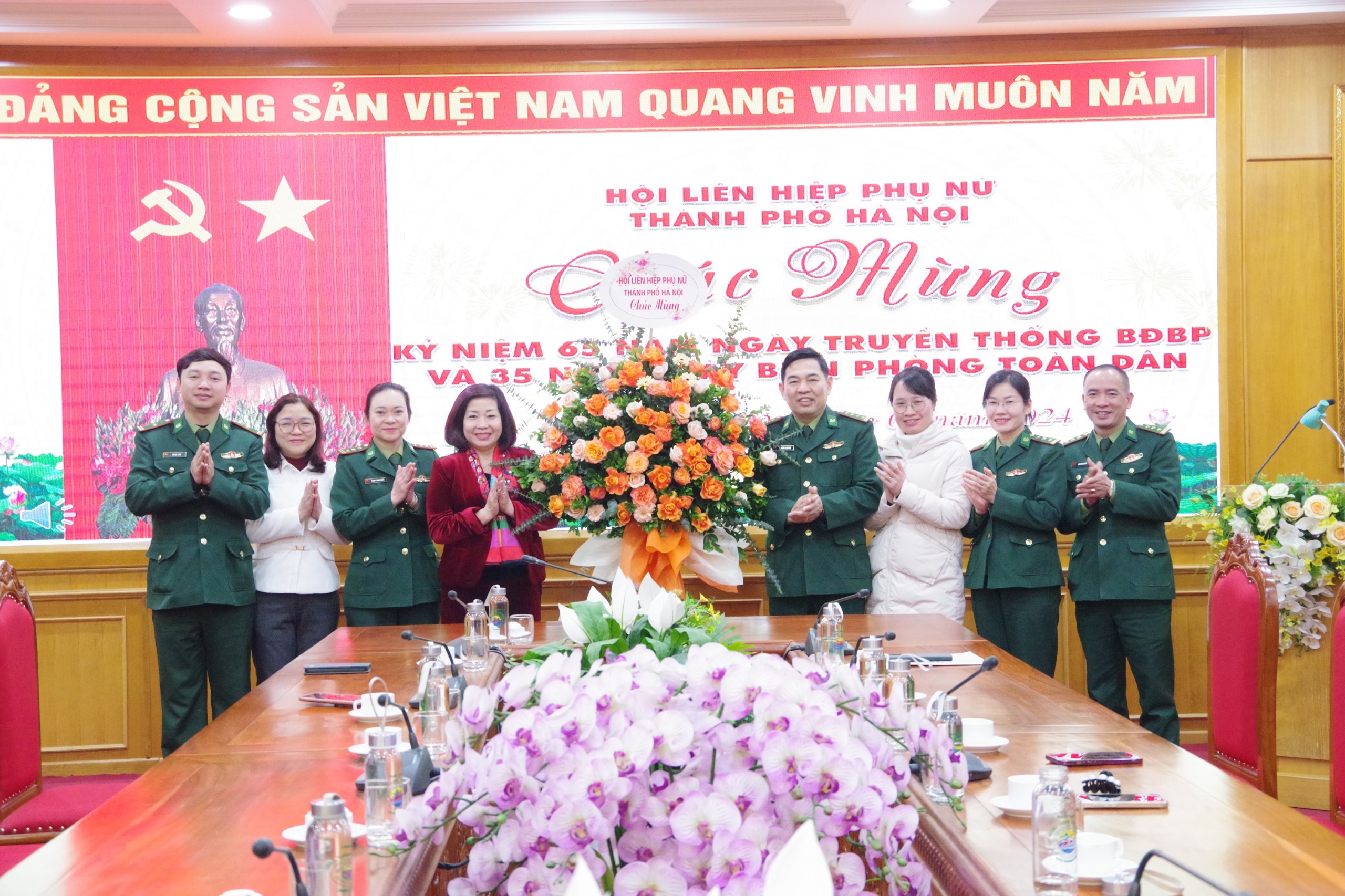 Lãnh đạo Hội LHPN Hà Nội chúc mừng Bộ Tư lệnh Bộ đội biên phòng Việt Nam - ảnh 1