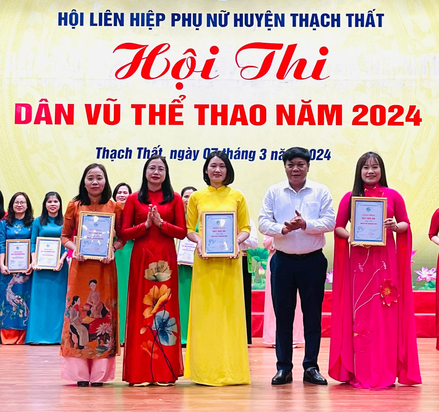 Phụ nữ Thạch Thất tích cực trong mọi phong trào thi đua - ảnh 4