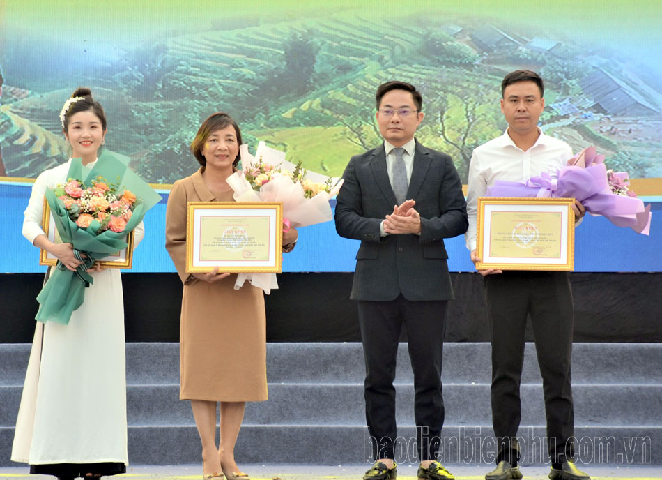 Triển lãm tranh cổ động tấm lớn tuyên truyền kỷ niệm 70 năm Chiến thắng Điện Biên Phủ - ảnh 2