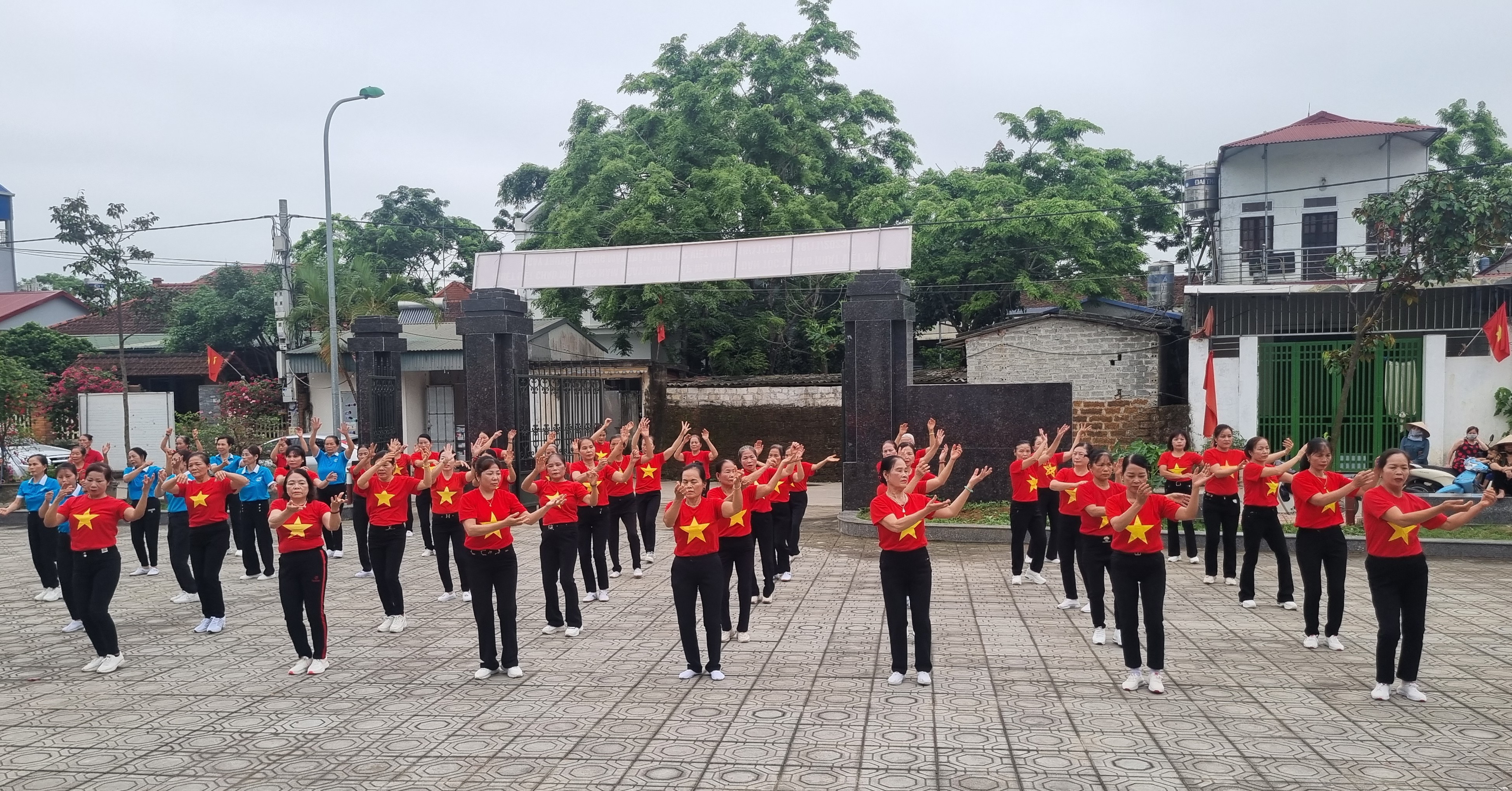 Phó Chủ tịch thường trực Hội LHPN Hà Nội dự buổi đồng diễn kỷ niệm 70 năm Chiến thắng Điện Biên Phủ - ảnh 1
