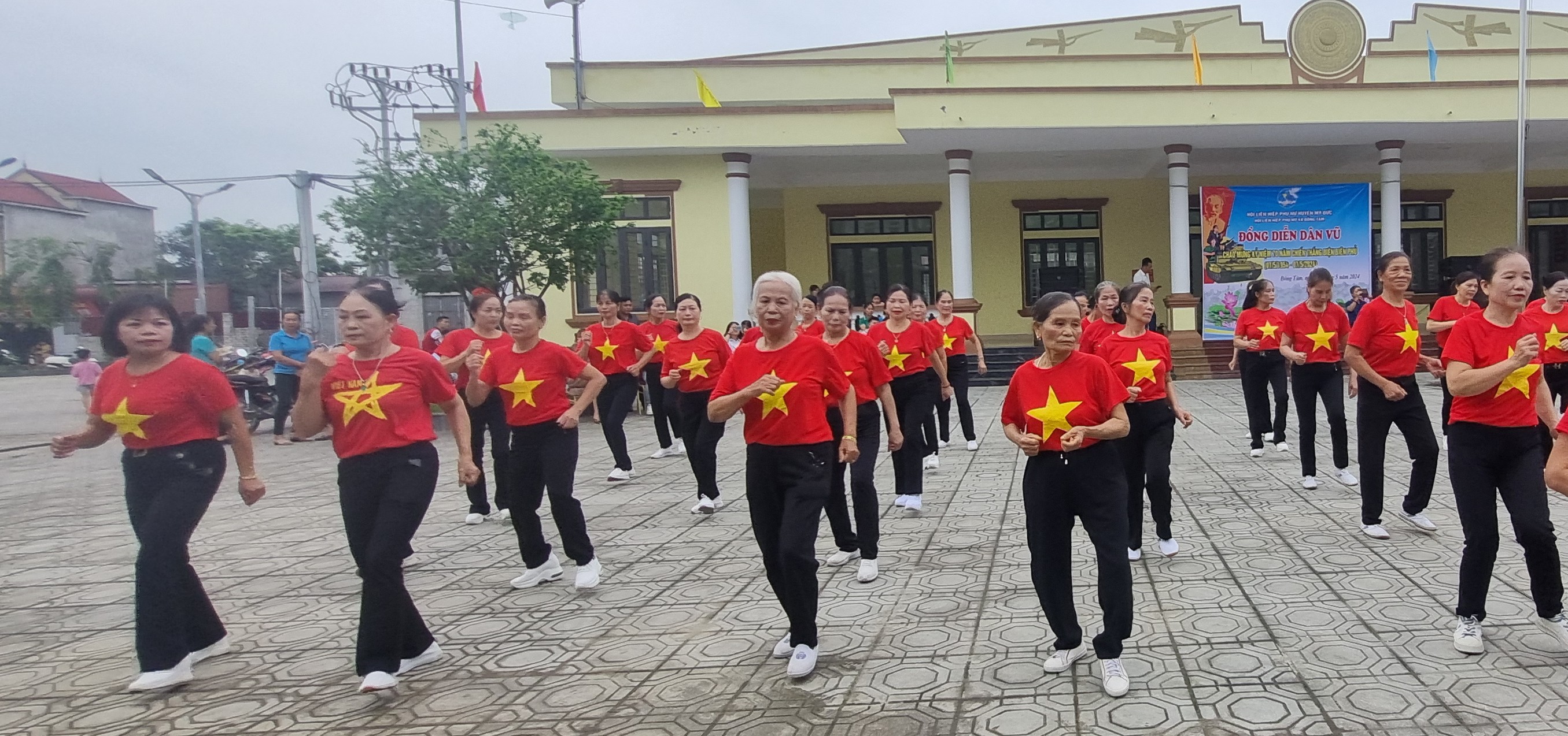 Phó Chủ tịch thường trực Hội LHPN Hà Nội dự buổi đồng diễn kỷ niệm 70 năm Chiến thắng Điện Biên Phủ - ảnh 6