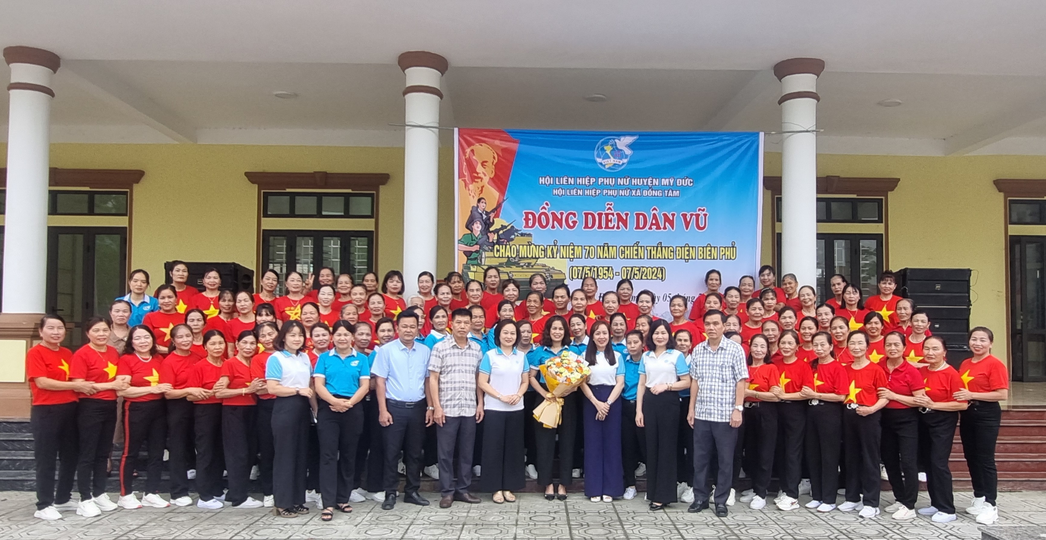Phó Chủ tịch thường trực Hội LHPN Hà Nội dự buổi đồng diễn kỷ niệm 70 năm Chiến thắng Điện Biên Phủ - ảnh 5