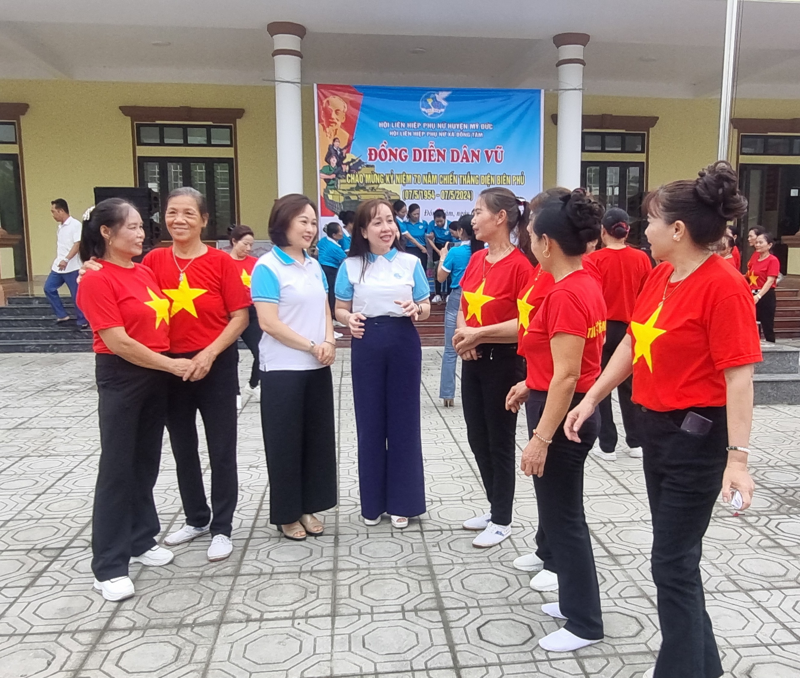 Phó Chủ tịch thường trực Hội LHPN Hà Nội dự buổi đồng diễn kỷ niệm 70 năm Chiến thắng Điện Biên Phủ - ảnh 4