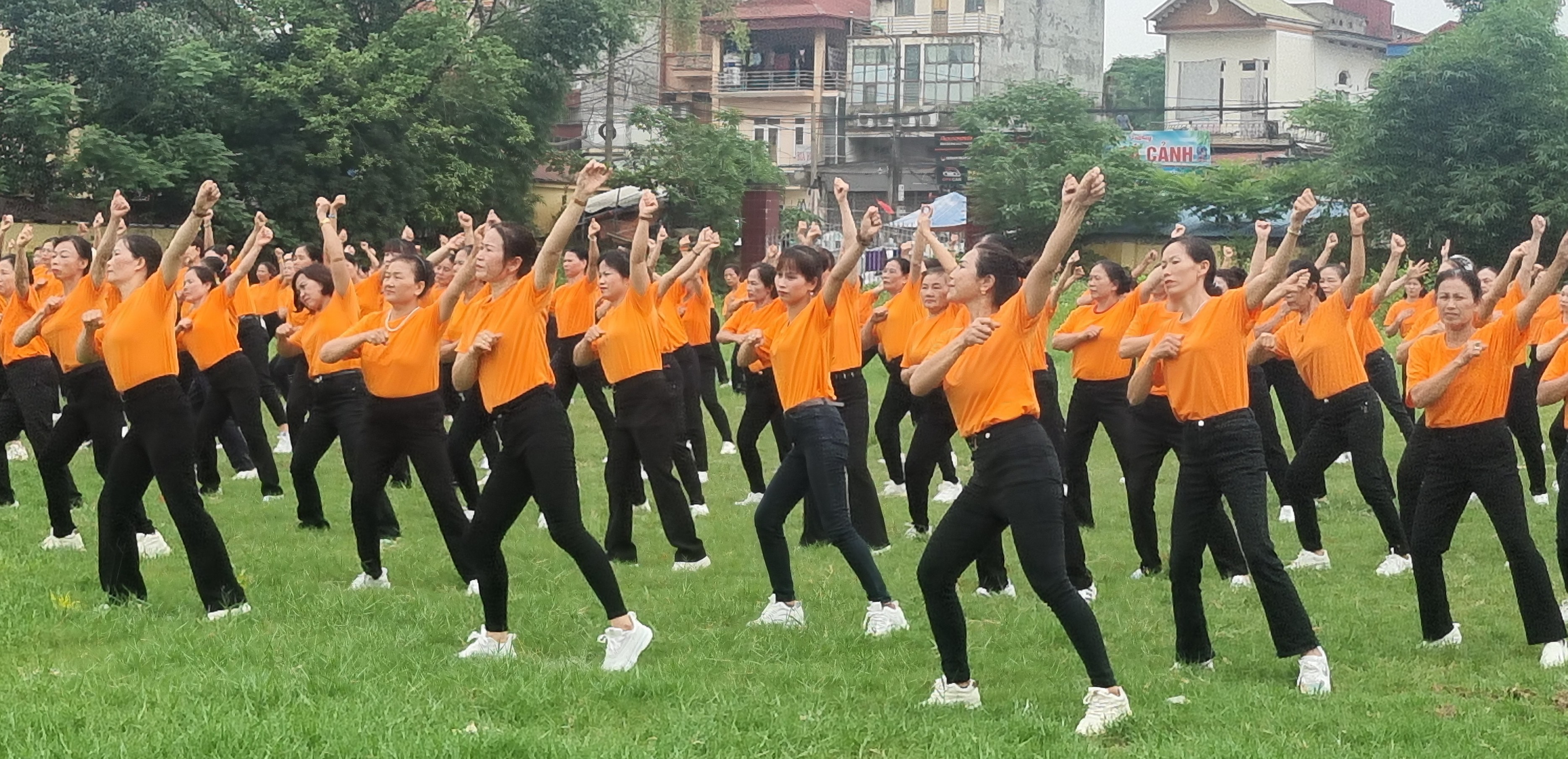 Phó Chủ tịch thường trực Hội LHPN Hà Nội dự buổi đồng diễn kỷ niệm 70 năm Chiến thắng Điện Biên Phủ - ảnh 8