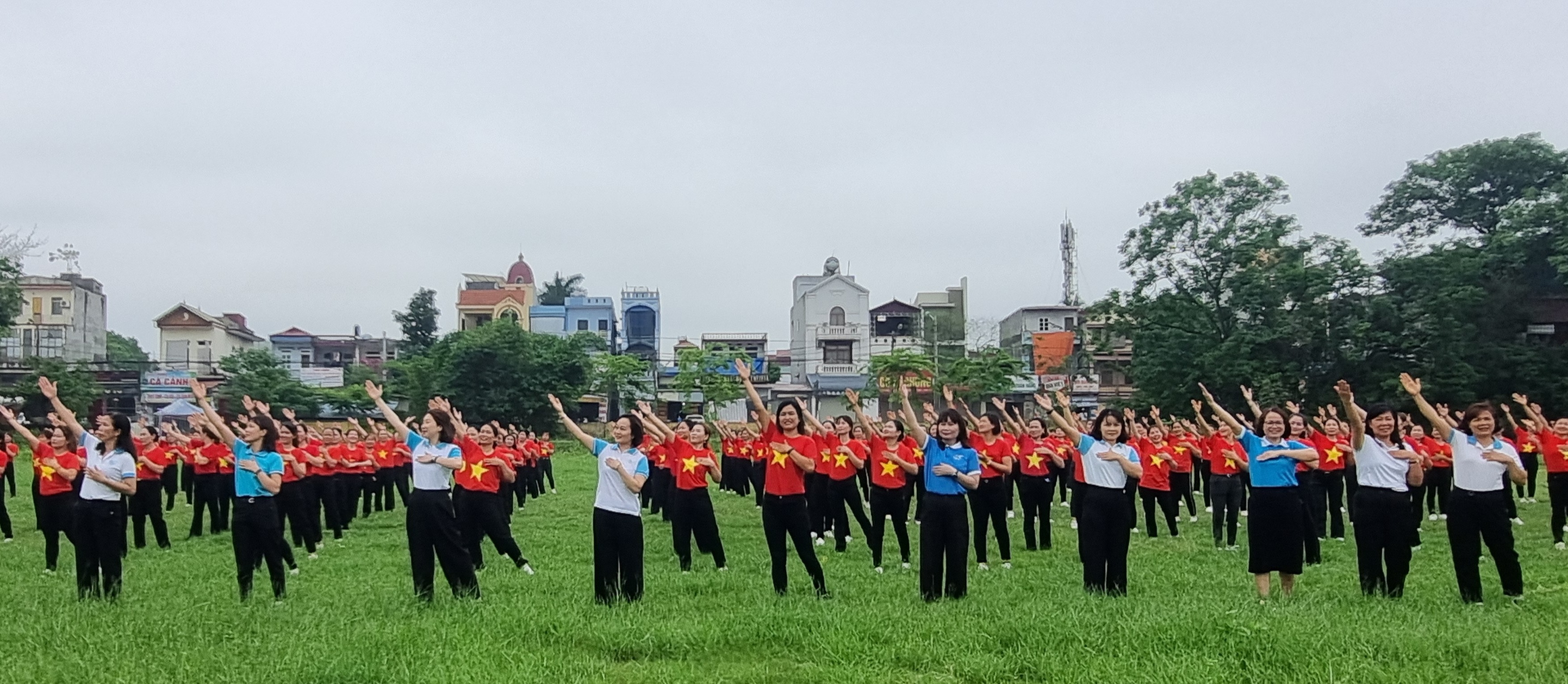 Phó Chủ tịch thường trực Hội LHPN Hà Nội dự buổi đồng diễn kỷ niệm 70 năm Chiến thắng Điện Biên Phủ - ảnh 7