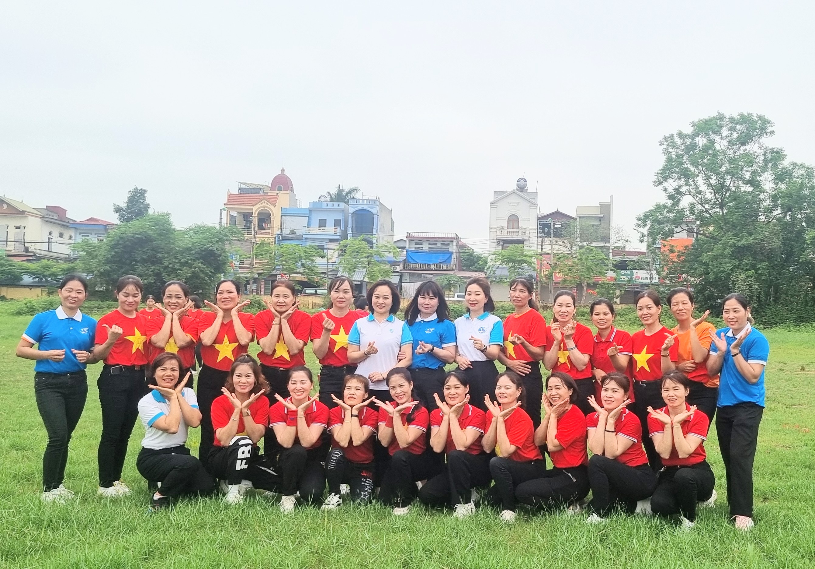 Phó Chủ tịch thường trực Hội LHPN Hà Nội dự buổi đồng diễn kỷ niệm 70 năm Chiến thắng Điện Biên Phủ - ảnh 3