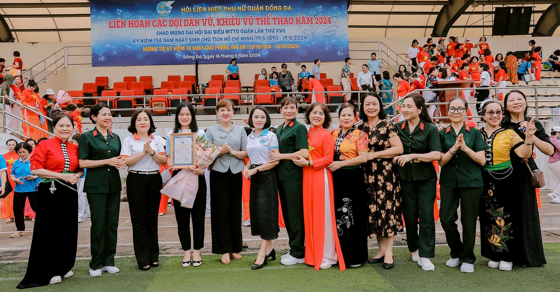 Liên hoan các đội dân vũ, khiêu vũ thể thao chào mừng kỷ niệm 70 năm ngày Giải phóng Thủ đô - ảnh 6