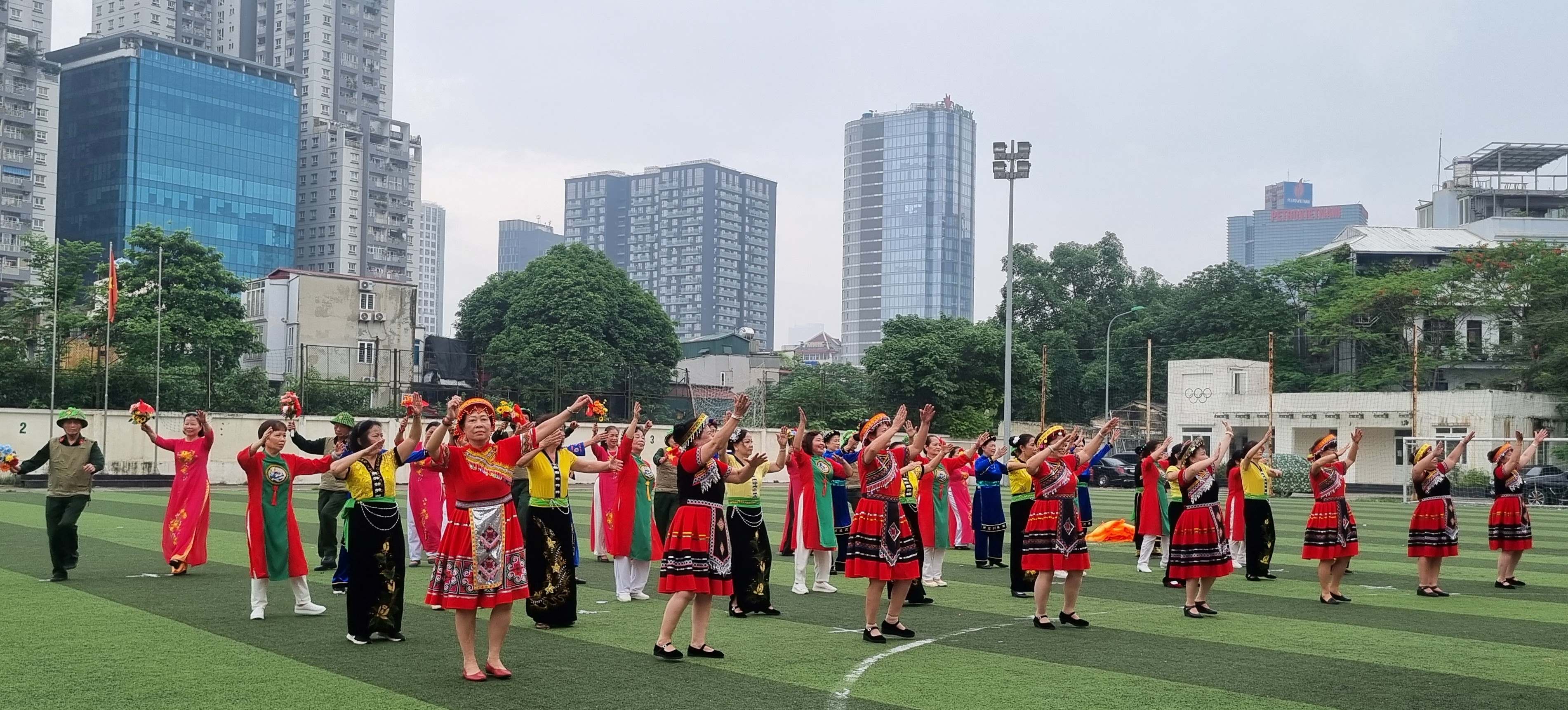 Liên hoan các đội dân vũ, khiêu vũ thể thao chào mừng kỷ niệm 70 năm ngày Giải phóng Thủ đô - ảnh 11