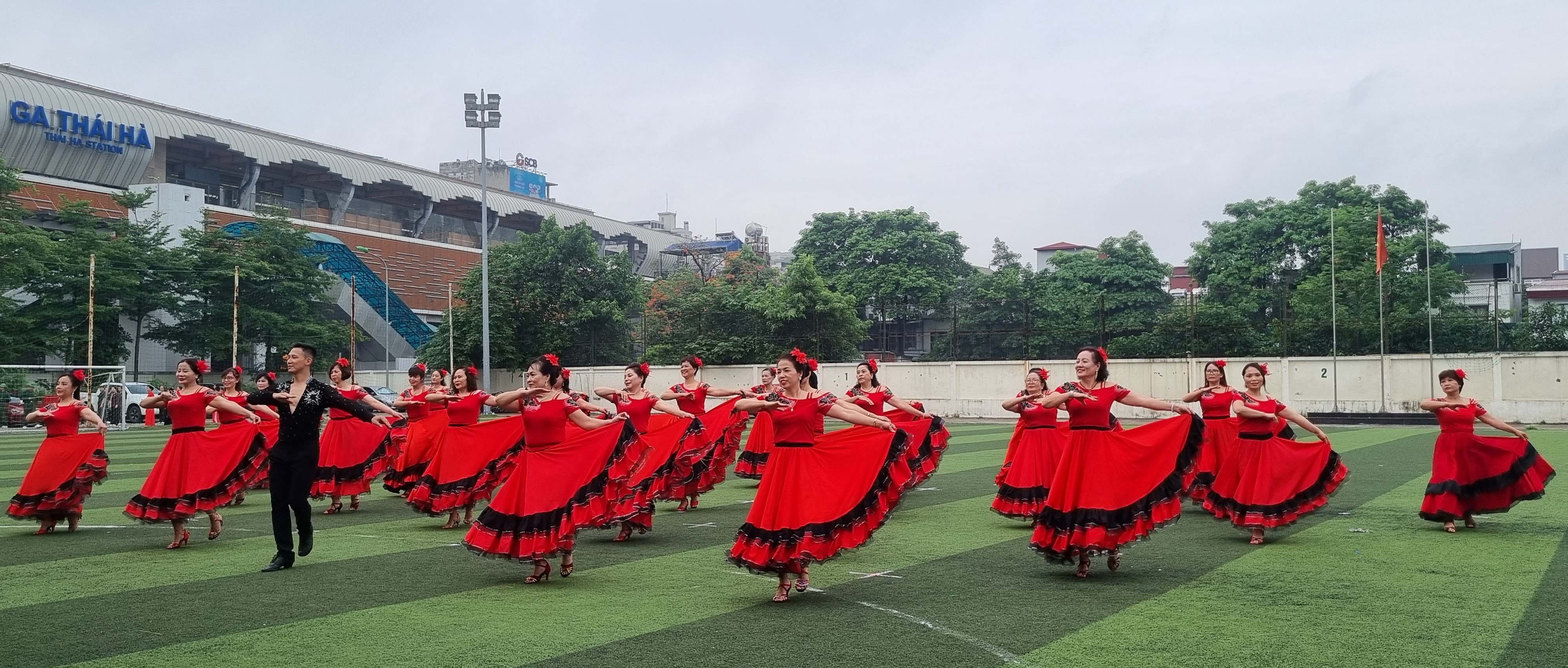 Liên hoan các đội dân vũ, khiêu vũ thể thao chào mừng kỷ niệm 70 năm ngày Giải phóng Thủ đô - ảnh 4